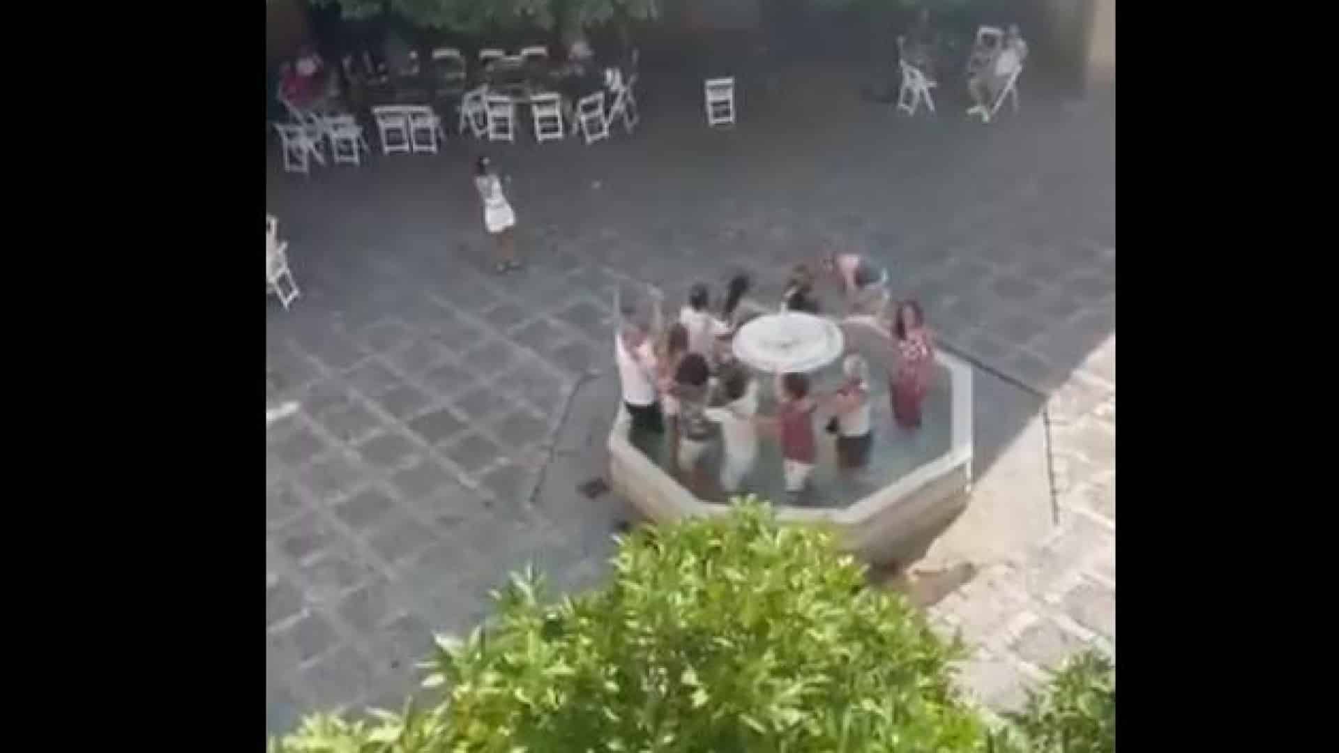 "Barbares". Des Portugais dansent dans une fontaine de Séville et suscitent la polémique.