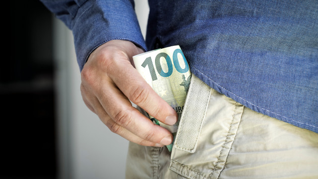 Quel est l'impact sur le portefeuille? Découvrez l'effet de la baisse de l'IRS sur les salaires