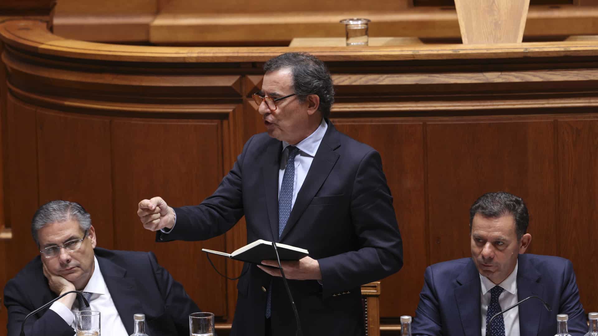 Castro Almeida annonce un crédit à l'exportation pour 37 000 entreprises.