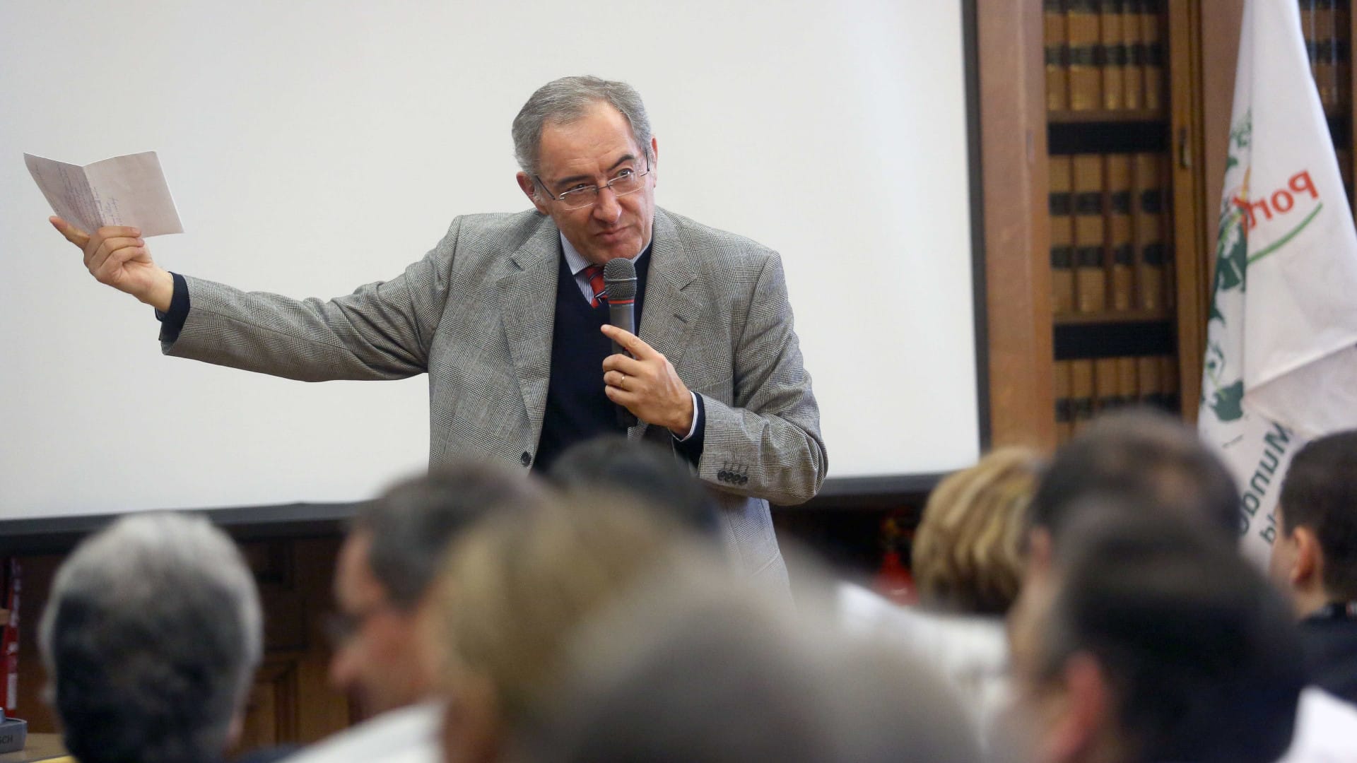 Cesário assume une "mission difficile" à la tête de la commission des Affaires étrangères.