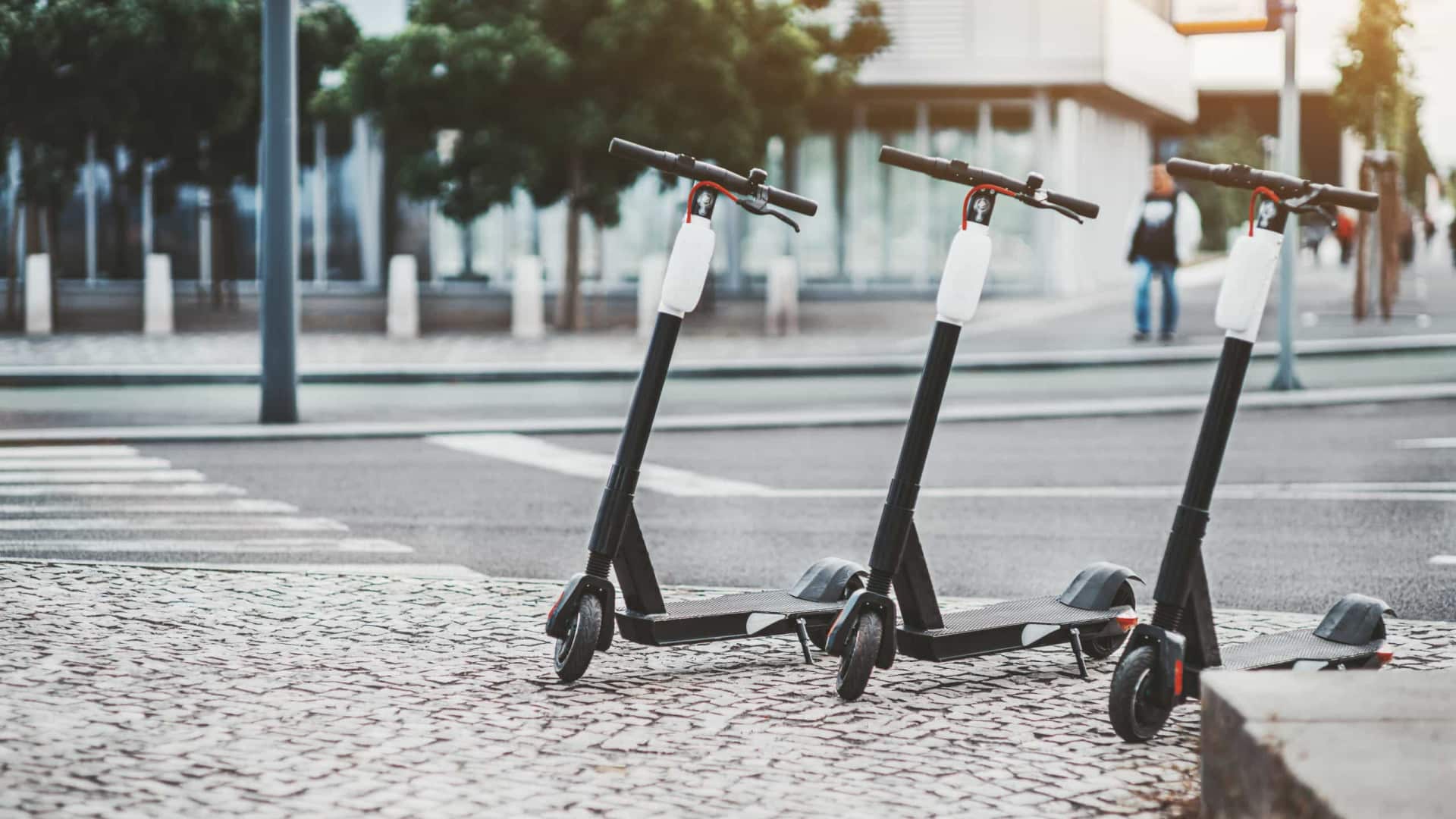 Collision entre un camion-poubelle et une trottinette cause un blessé grave à Figueira