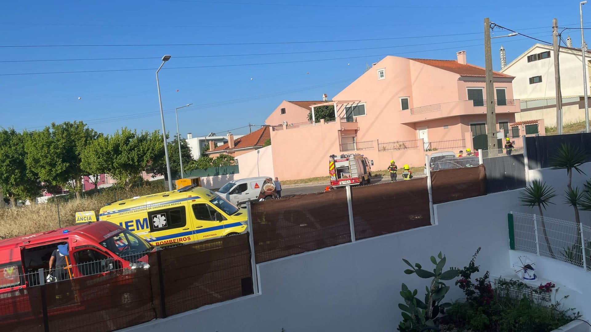 Collision routière impliquant deux véhicules coupe la rue à Odivelas
