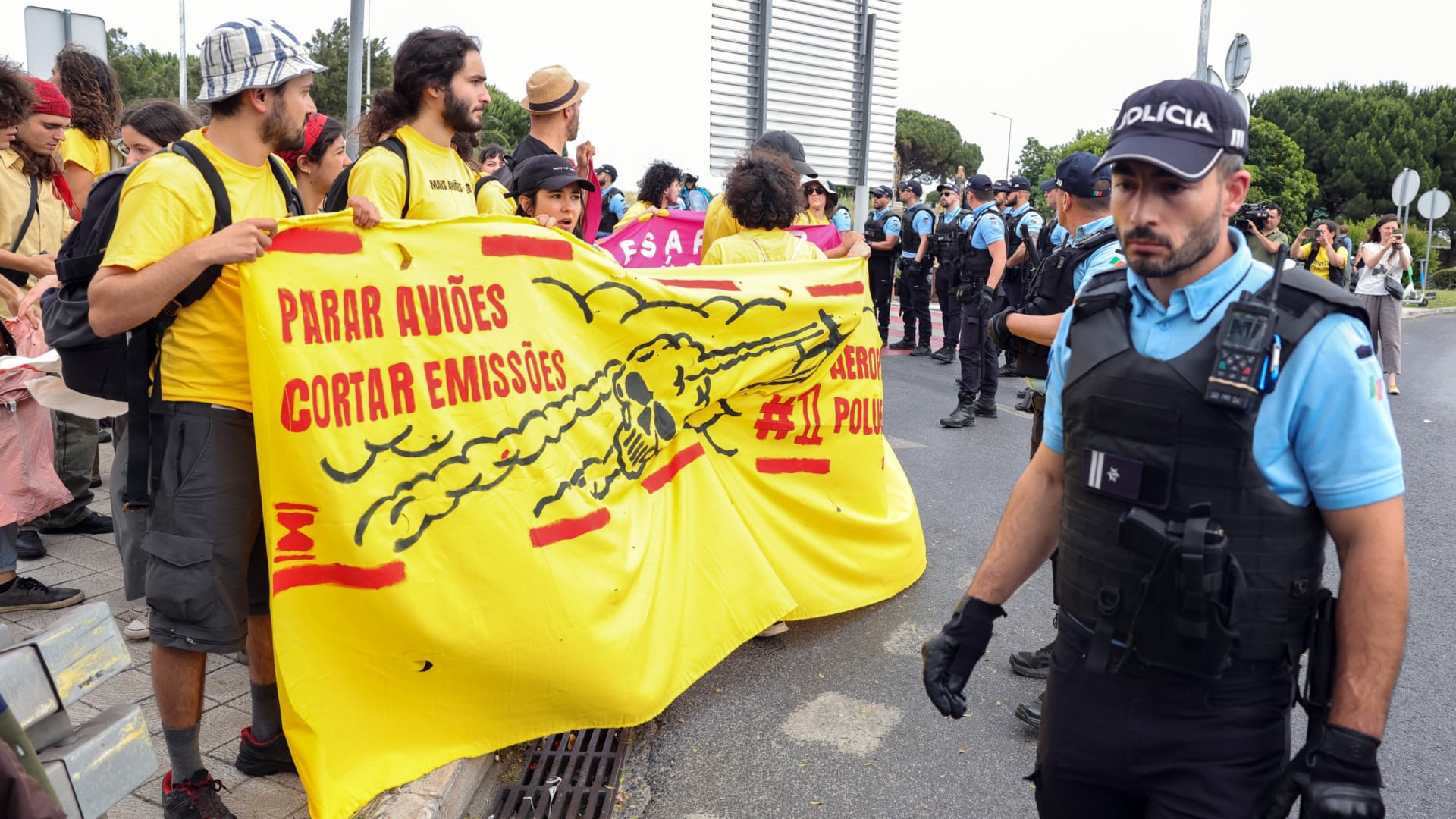 Des activistes du Climáximo se dirigent vers l'aéroport de Lisbonne.
