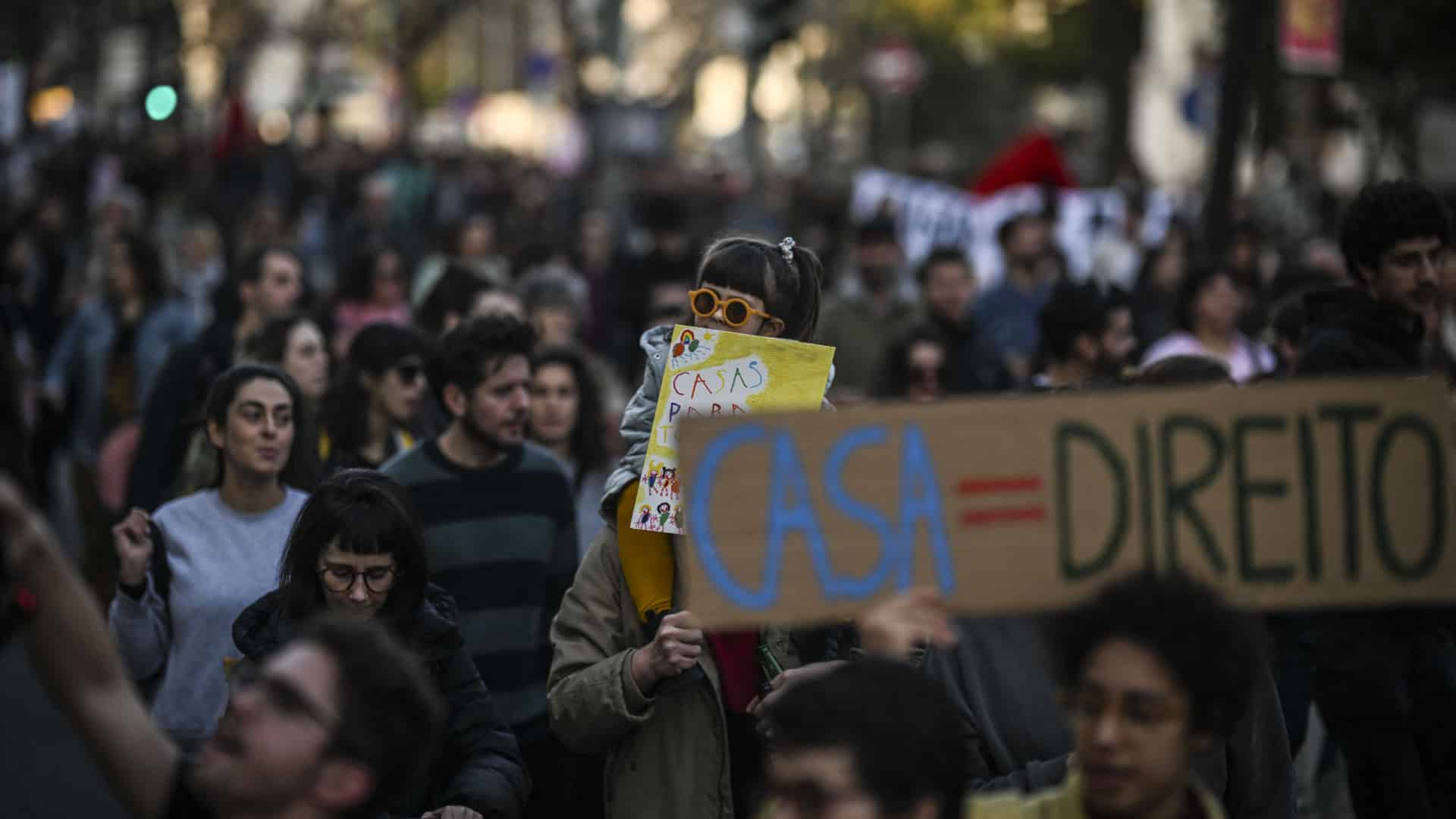 Des centaines de personnes manifestent à Lisbonne pour défendre le droit au logement.