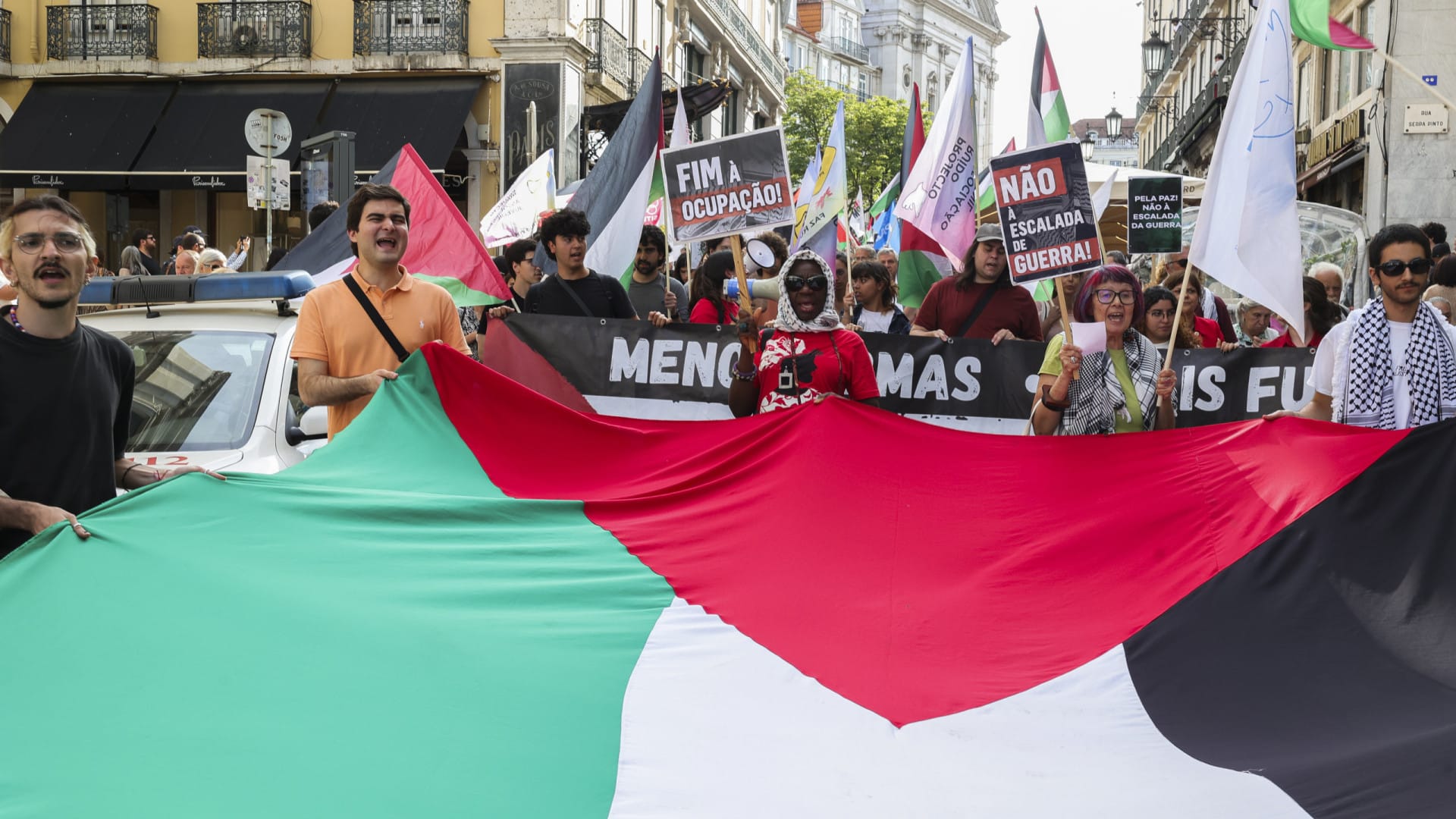 Des centaines de personnes manifestent à Lisbonne pour la fin de la guerre à Gaza.