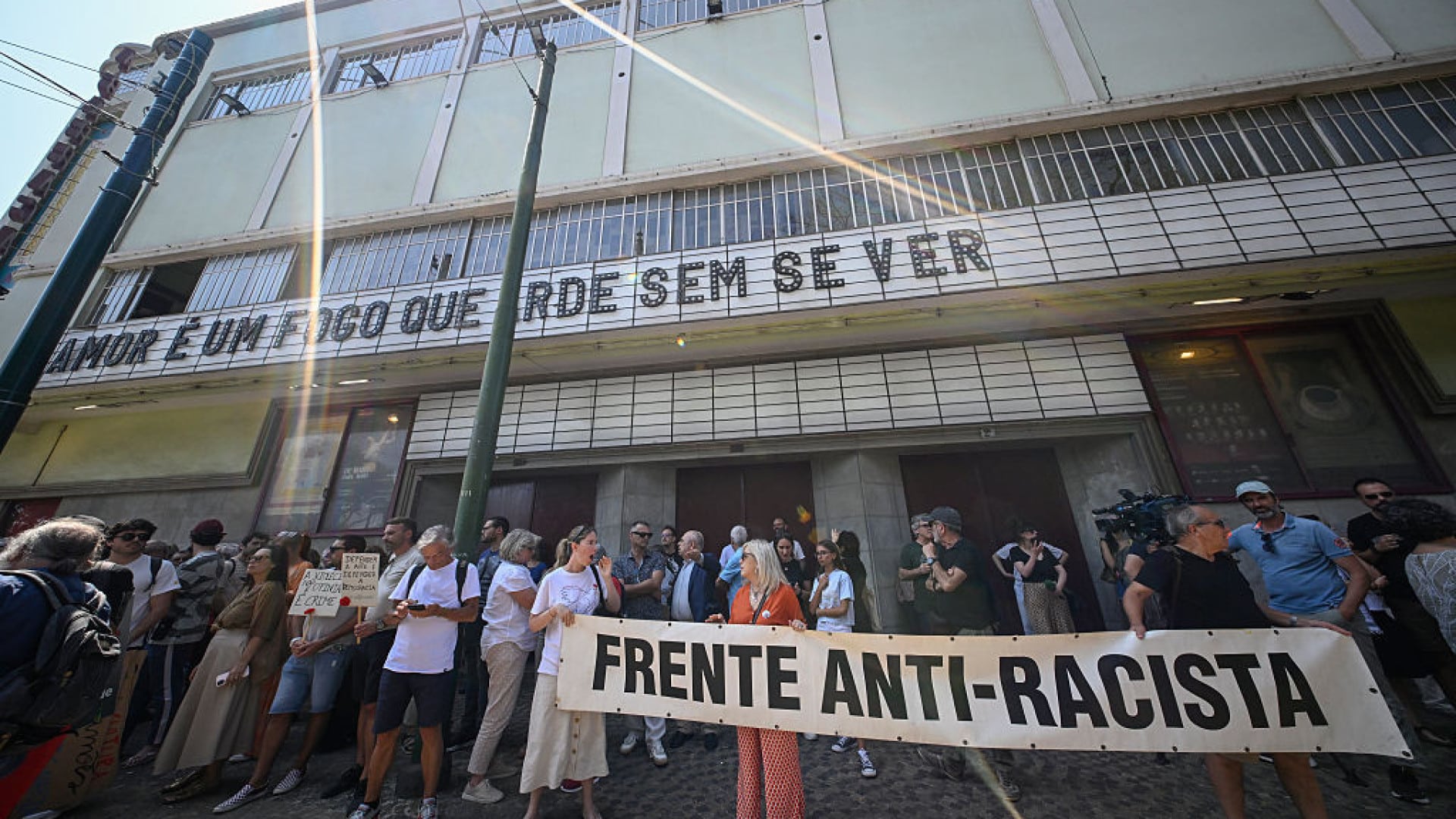 Des centaines de personnes se rassemblent à Lisbonne pour condamner la violence après l'agression d'un acteur.