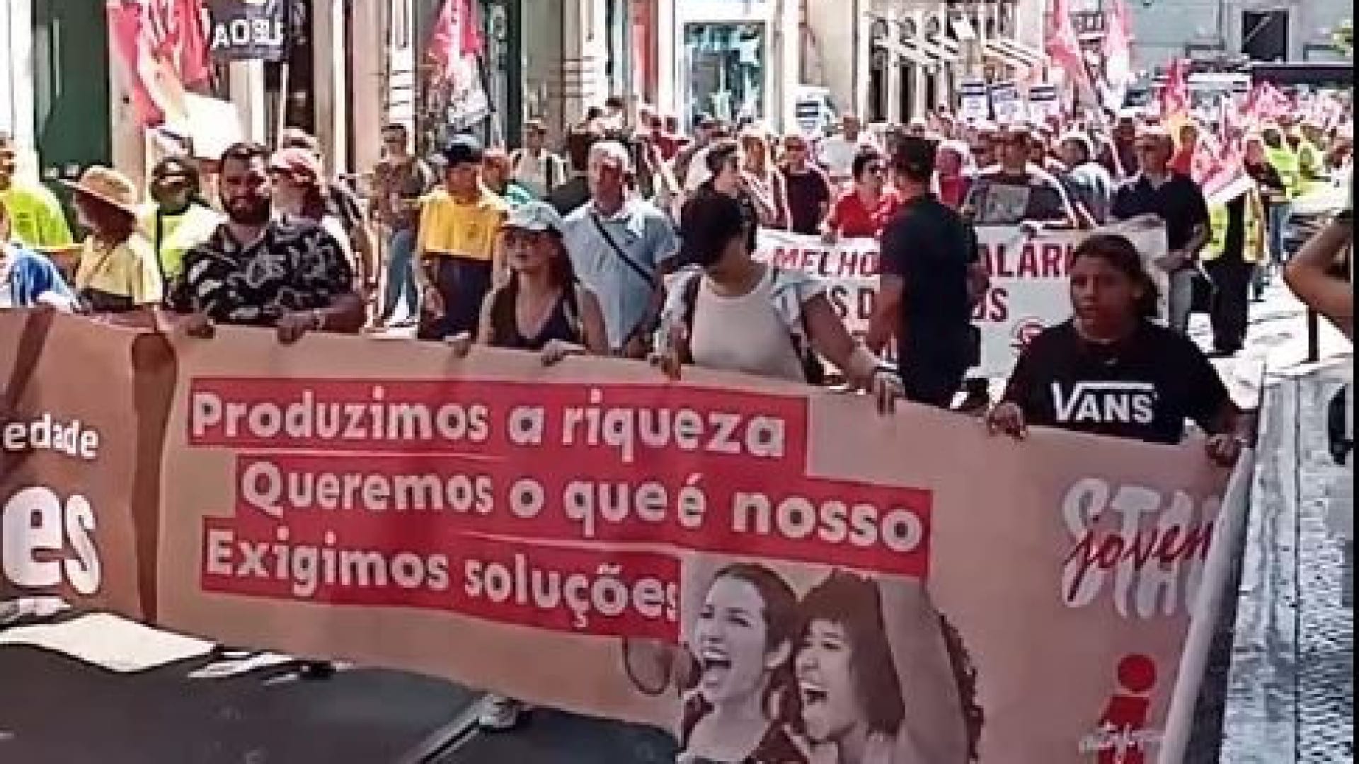 Des centaines de travailleurs de l'administration locale manifestent à Lisbonne.