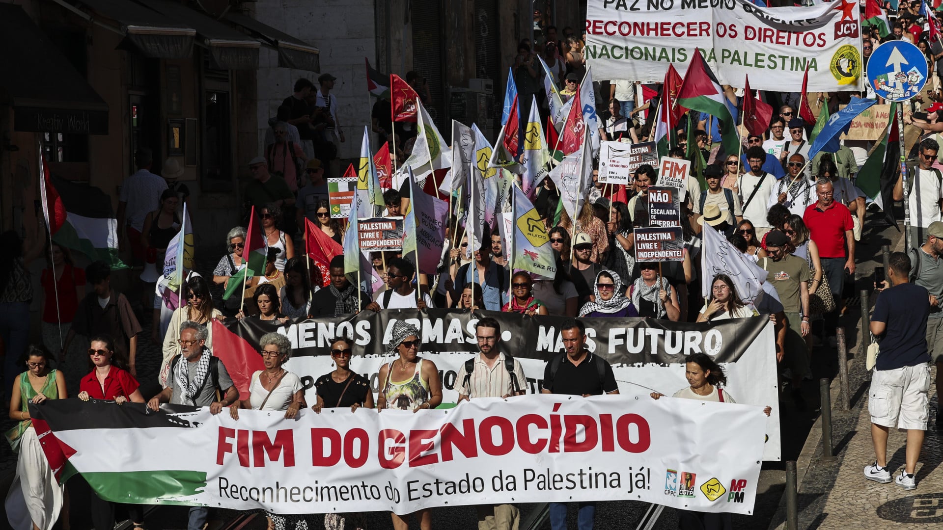 Des centaines manifestent à Lisbonne pour la reconnaissance de la Palestine.