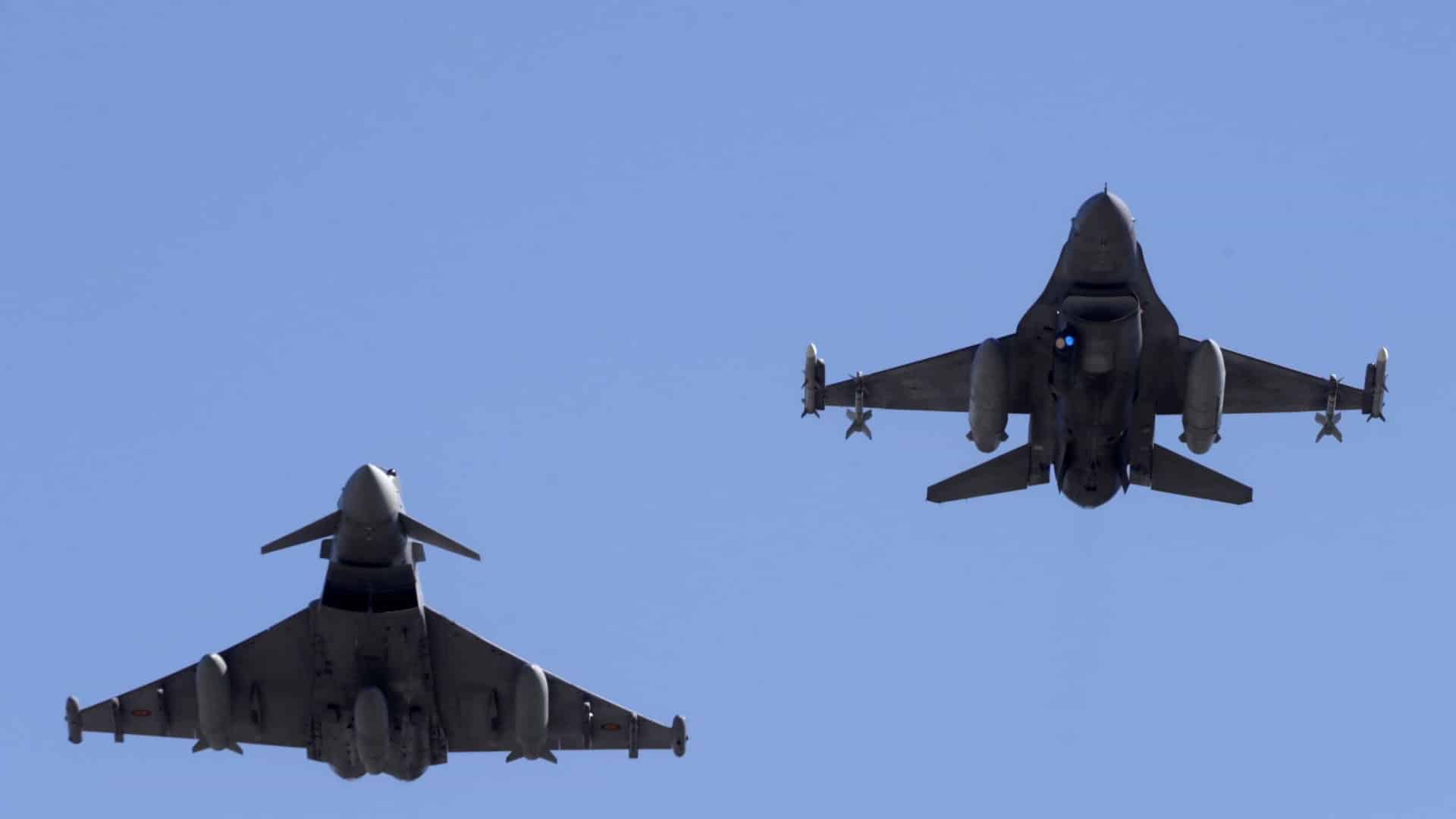 Des F-16 de l'armée de l'air ont escorté un avion avec une menace de bombe jusqu'en Espagne.