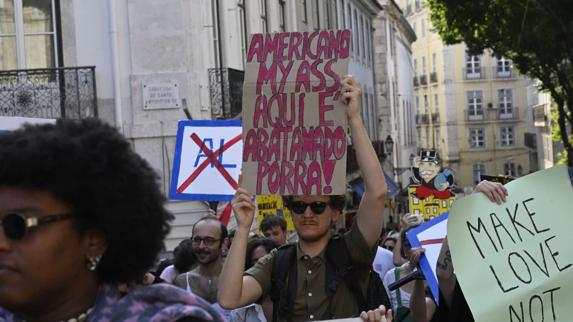Des manifestants descendent dans la rue "contre la touristification" à Lisbonne. Les images