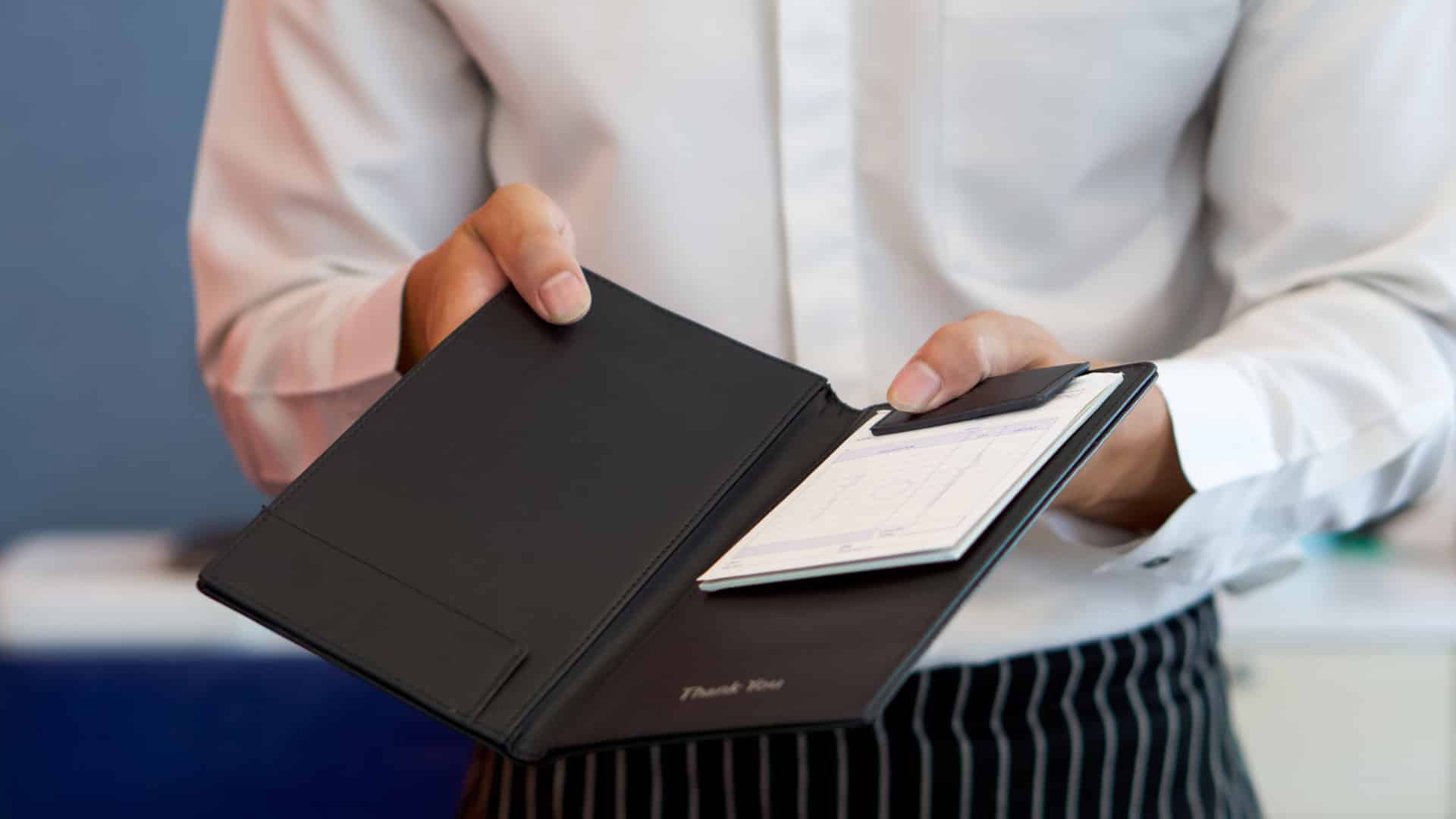Eau, glace, entrées et un guide pour ne pas se perdre dans l'addition du restaurant.