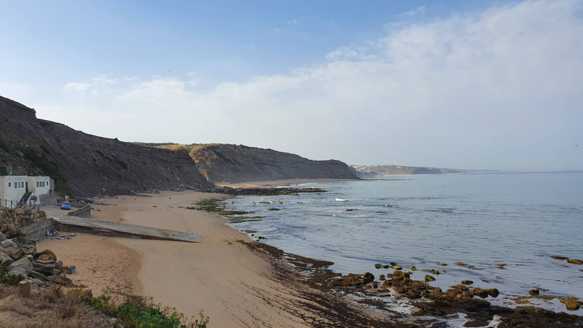 Éboulement en haut interdit l'accès automobile à la plage de Lourinhã.