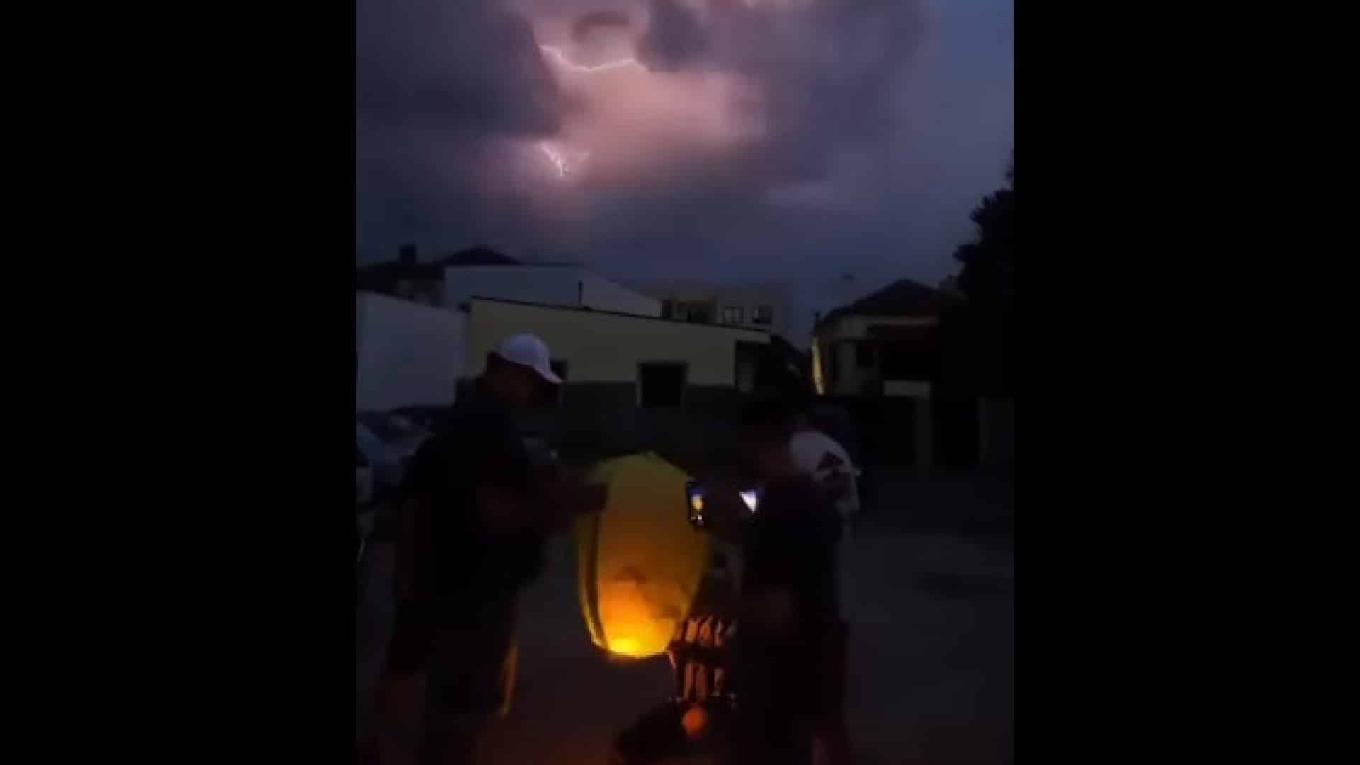 Effroyablement beau. À la Saint-Jean, le ciel s'est rempli de... éclairs.