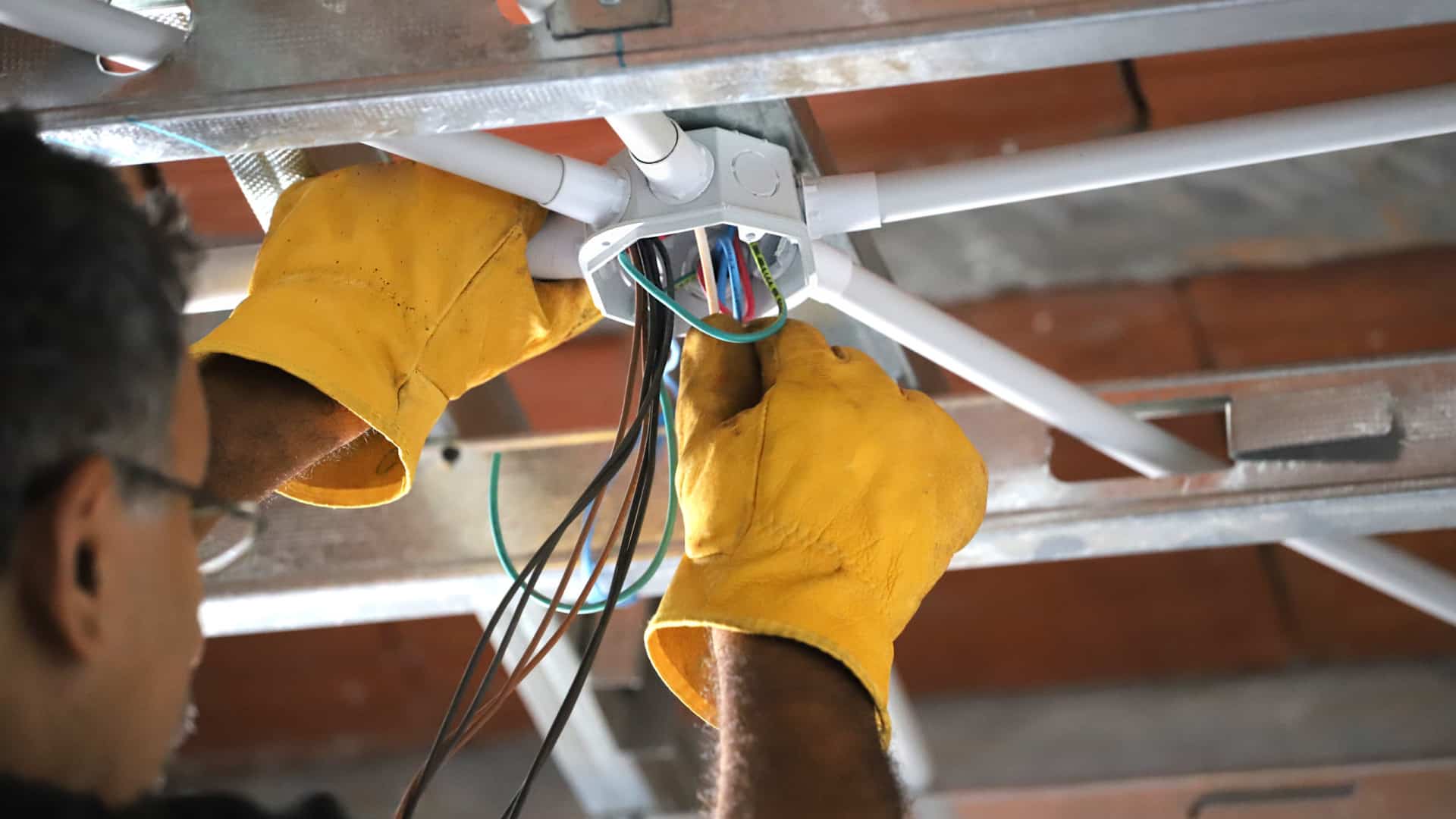 Électricité ou construction ? Les stéréotypes justifient la domination par les hommes.