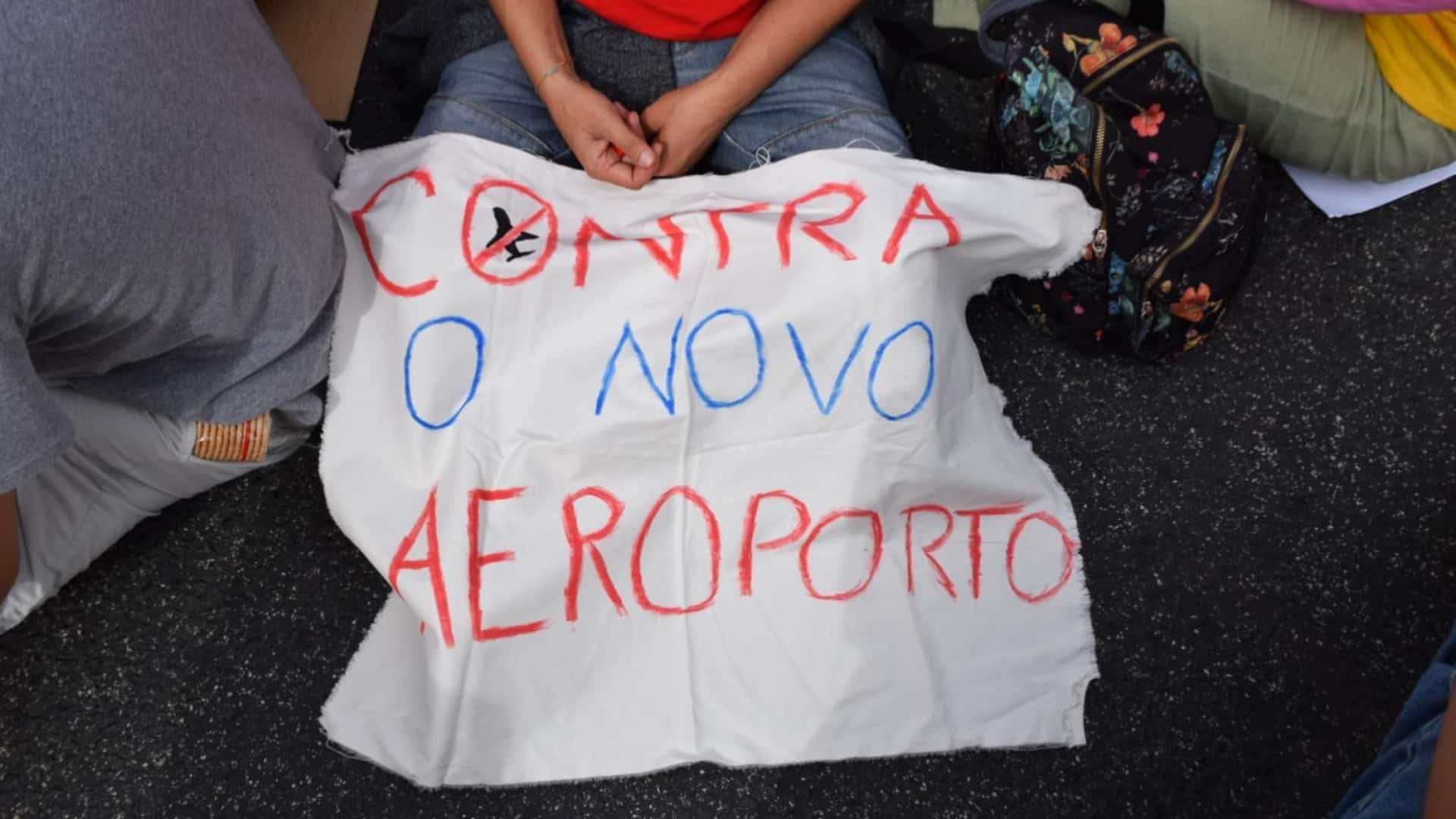 Enquête ouverte sur des militants détenus près de l'aéroport