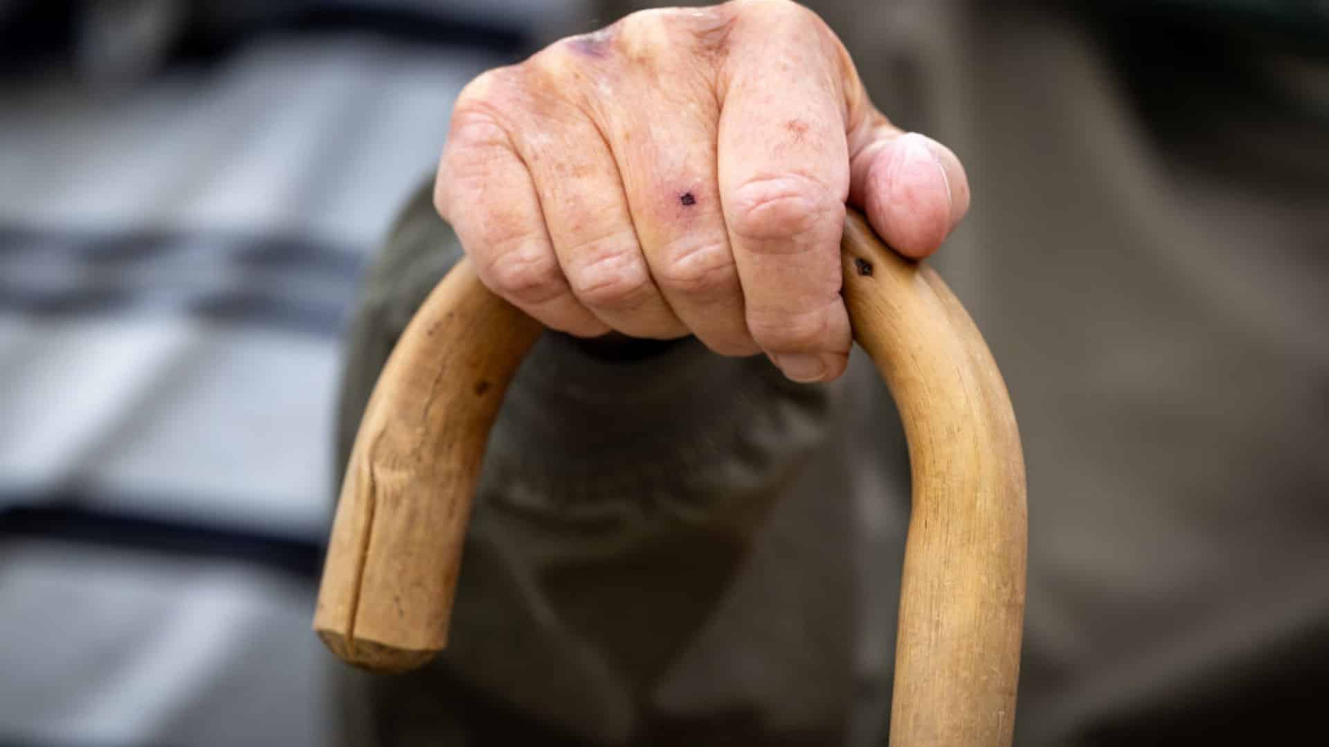 Envahit une maison pour violer une personne âgée à Baião. La femme a résisté et a demandé de l'aide.