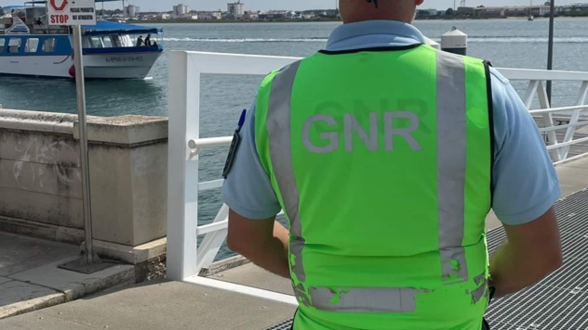 Étranger sur ferry-boat utilise un faux document pour tenter d'entrer dans le pays.