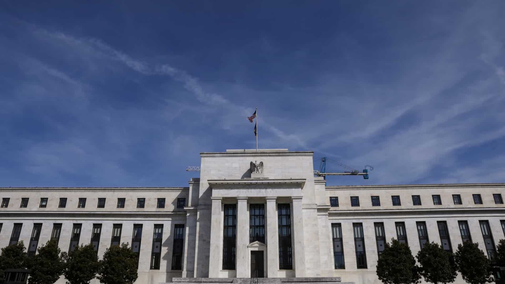 Fed prévoit croissance de l'économie américaine et anticipe une inflation élevée.