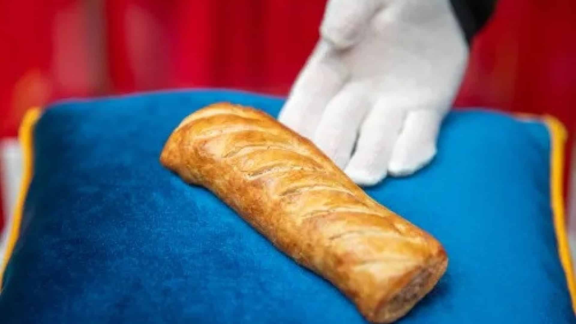 Feuilleté de saucisse exposé à côté de célébrités au Madame Tussauds. Voir
