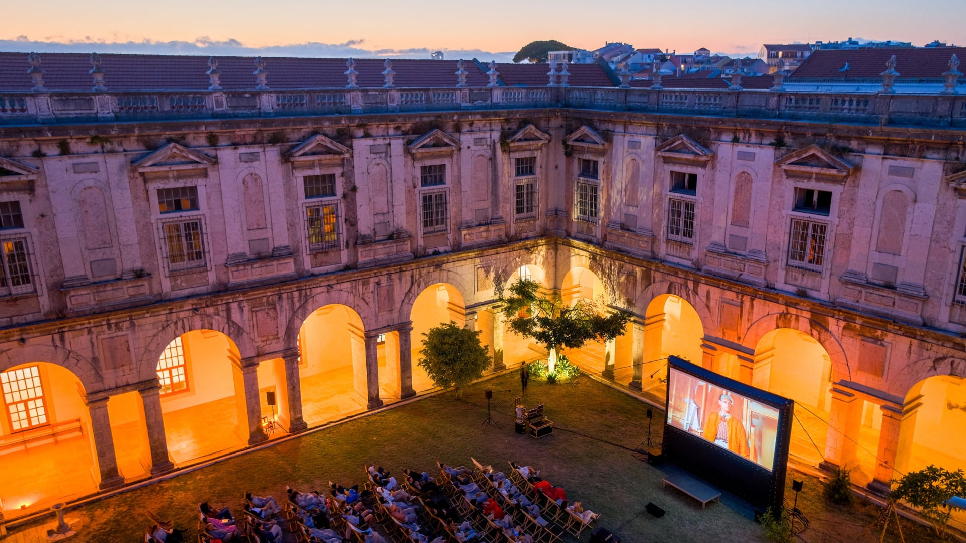 Films dans des églises et palais ? Black Cat apporte l'été du cinéma en plein air.