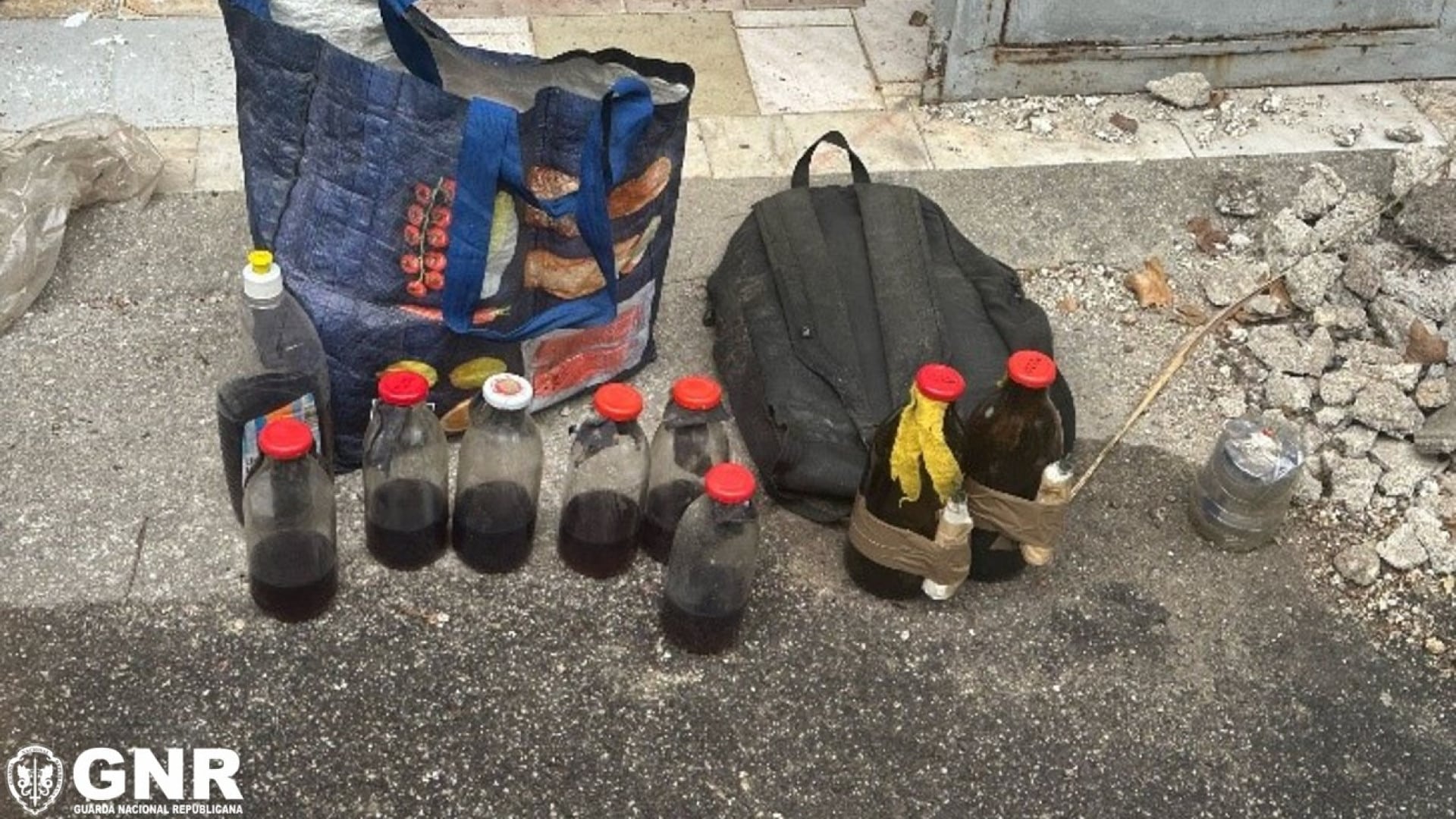 Homme arrêté avec du matériel explosif après avoir envahi une propriété à Outeiro.