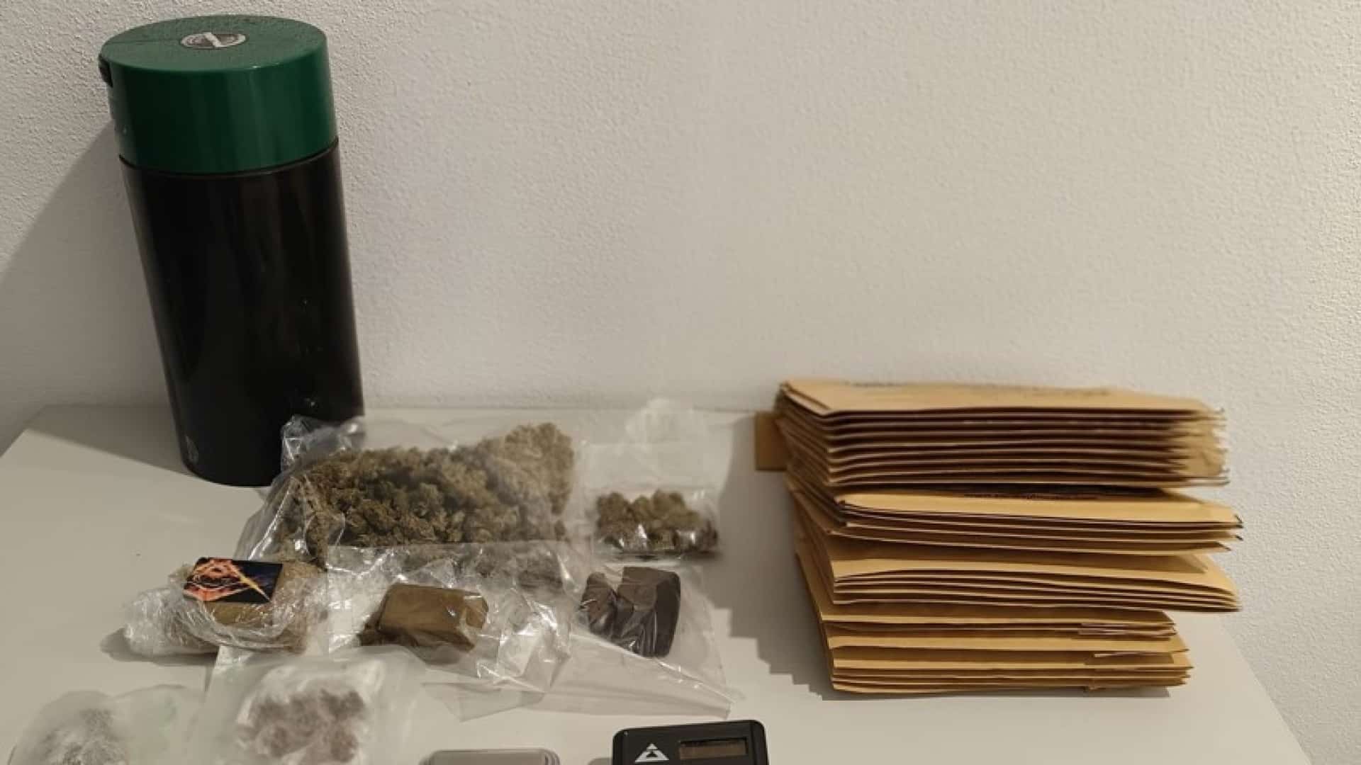 Homme arrêté pour trafic de drogue à Ílhavo. Il avait 471 doses de haschich.