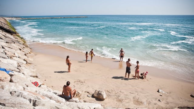 Homme et femme sauvés de la mer sur une plage non surveillée à Viana do Castelo