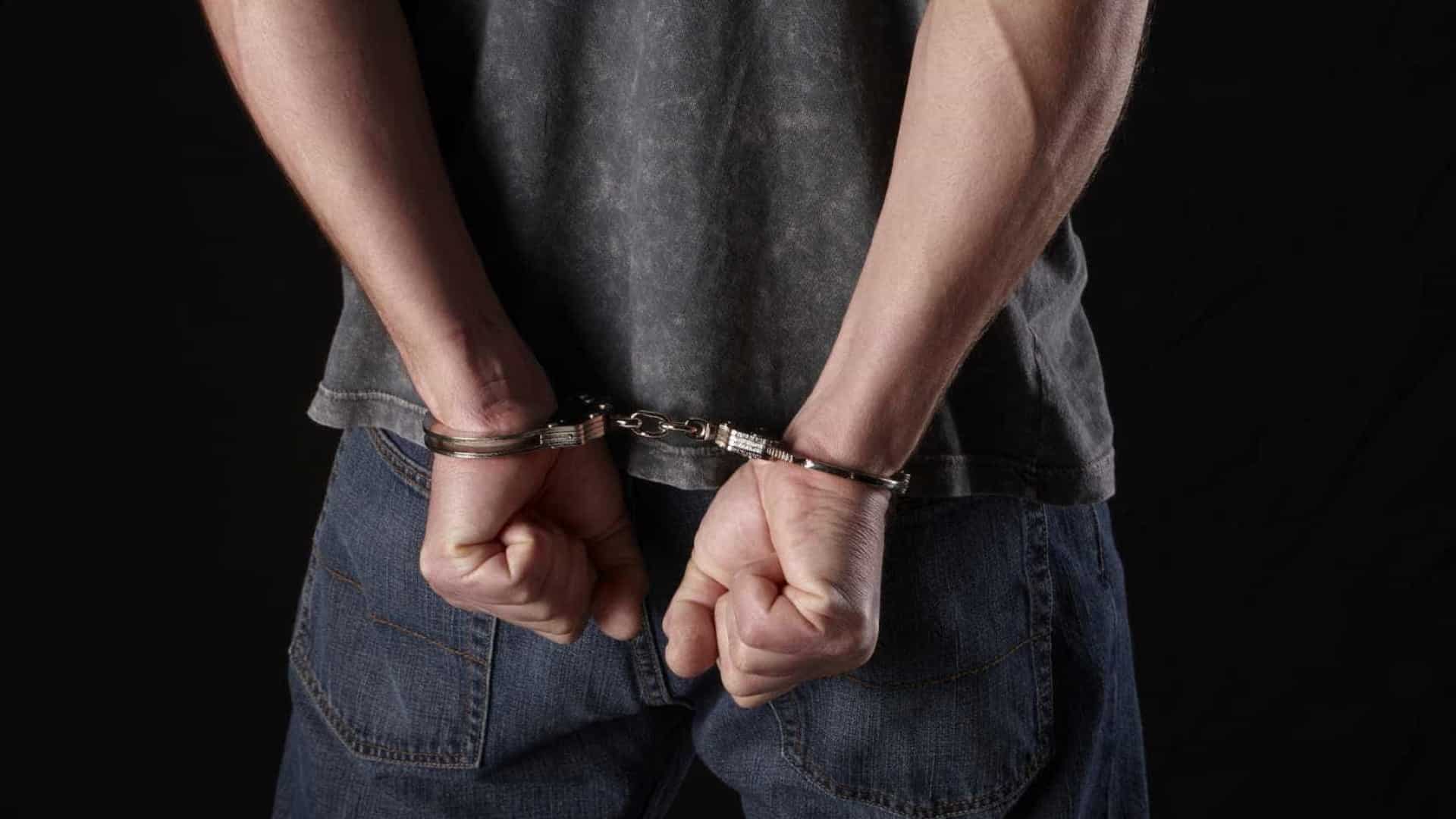 Il a porté un drap et a commis des agressions à Amadora pendant 2 mois. Il a été arrêté maintenant.