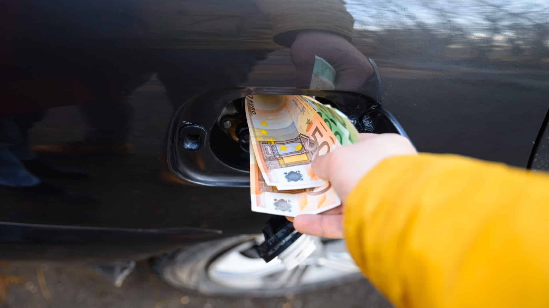Il est conseillé de faire le plein aujourd'hui. Le carburant sera plus cher demain.