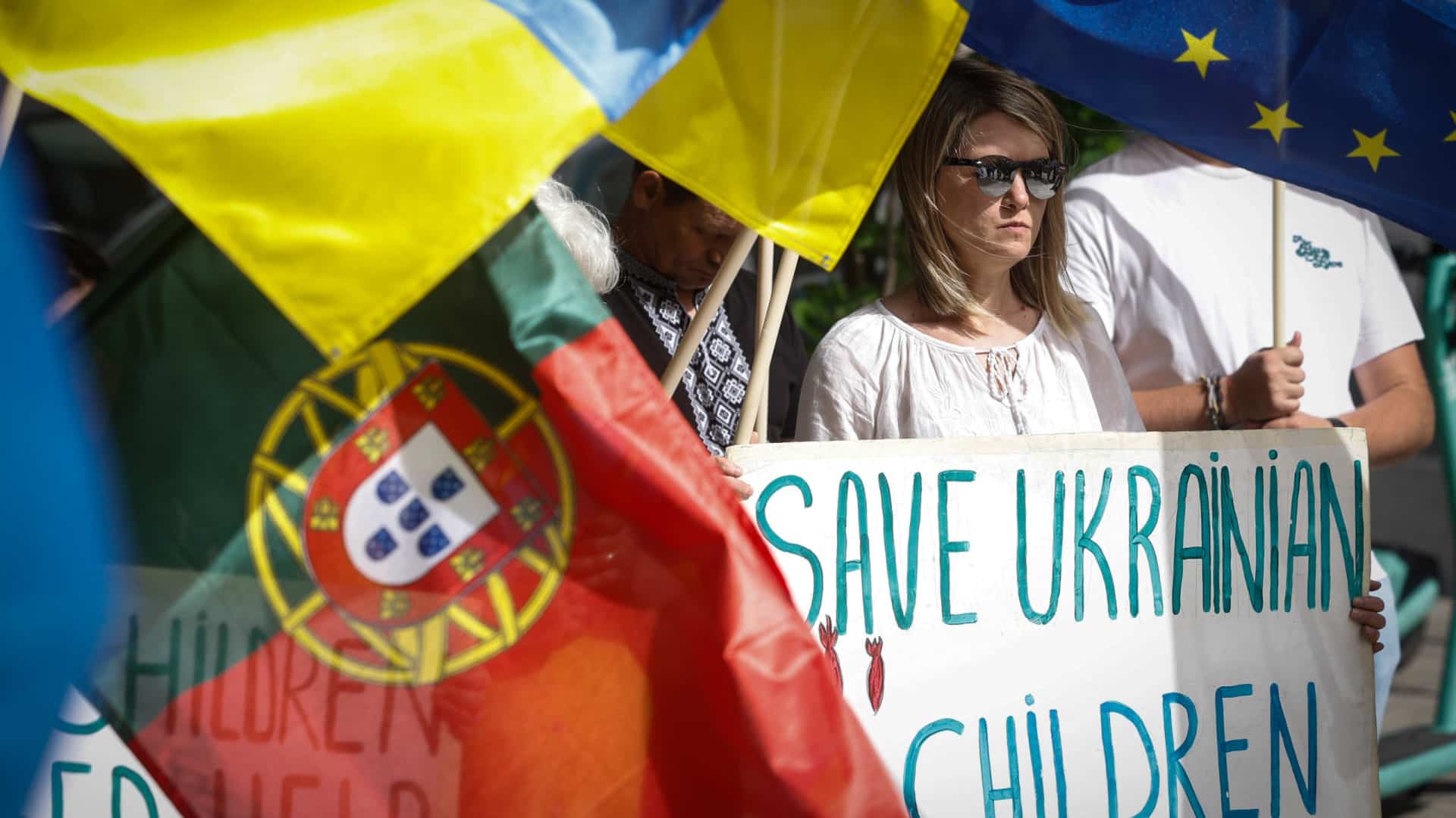 Jour des enfants : des Ukrainiens protestent devant l'ambassade russe à Lisbonne