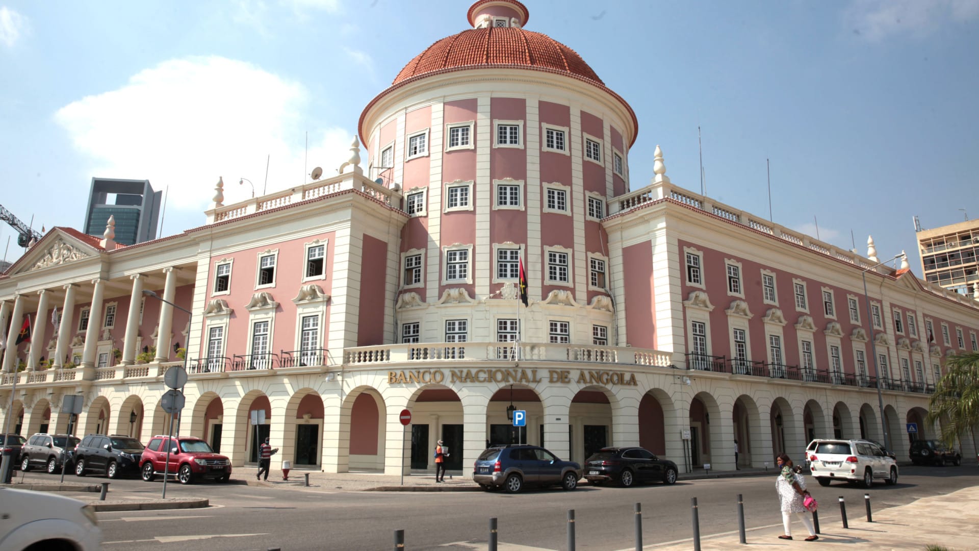La Banque Nationale d'Angola avertit que refuser des pièces entraîne une amende.