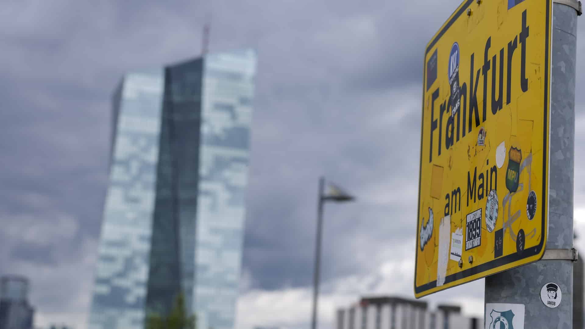 La BCE réduit de trois dixièmes à 2% l'inflation prévue dans la zone euro en 2025.