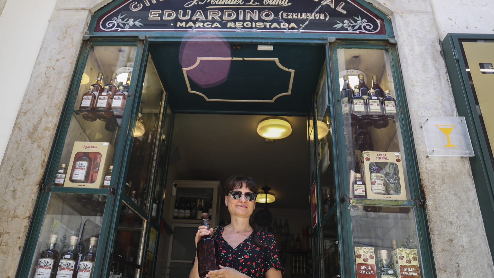 La boutique centenaire de ginjinha à Lisbonne promet de "lutter jusqu'à la fin".