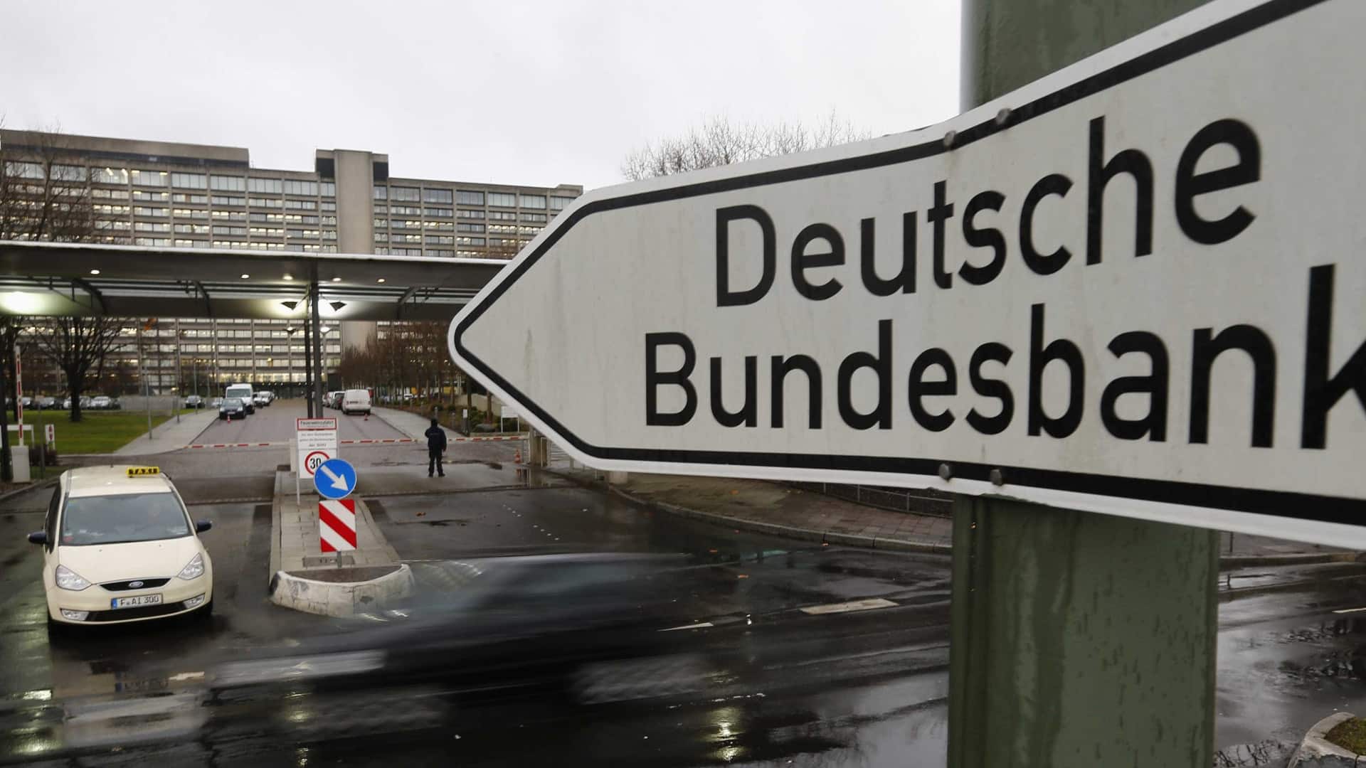 La Bundesbank prévoit une stagnation de l'économie allemande pour la 3e année consécutive.