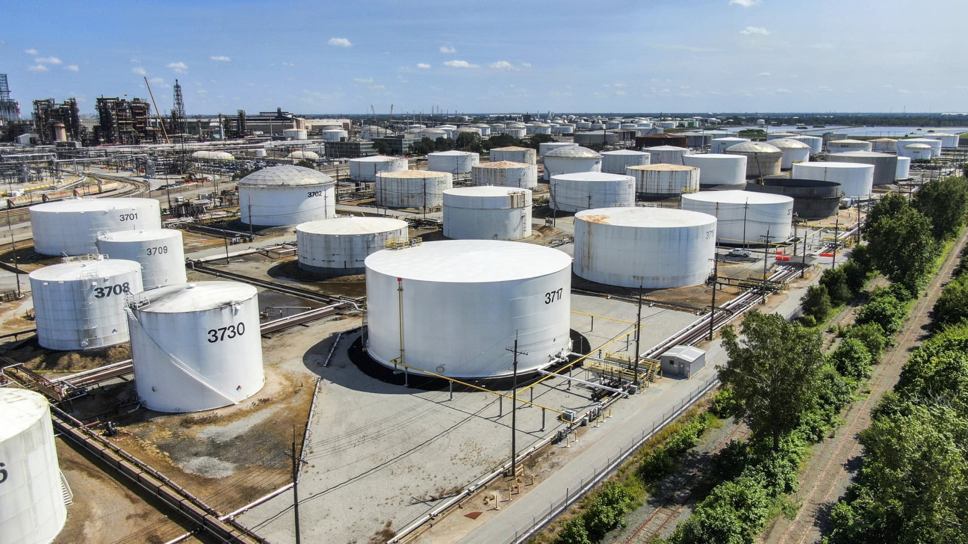 La cotation du Brent pour livraison en août baisse de 0,24 % à 67,61 dollars.