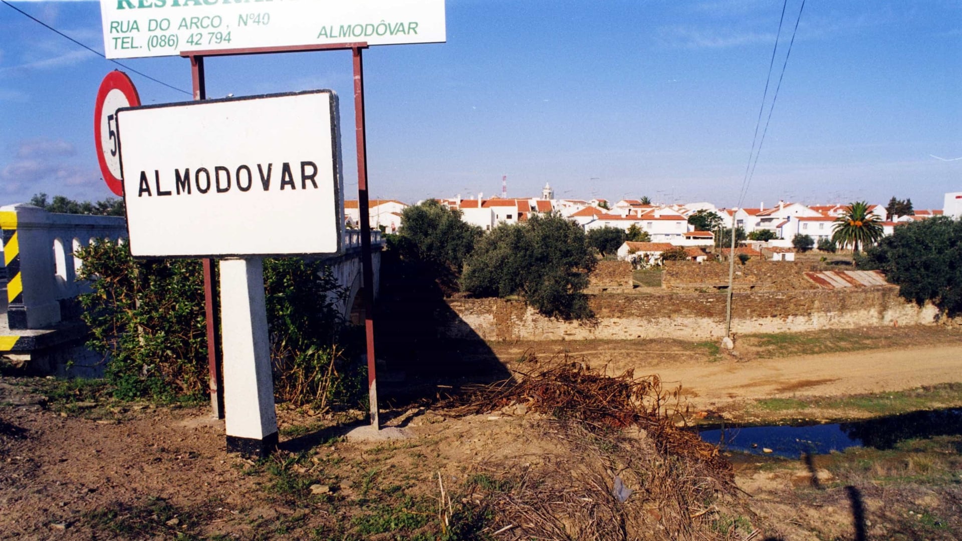 La mairie d'Almodôvar attribue illégalement des travaux complémentaires de construction.