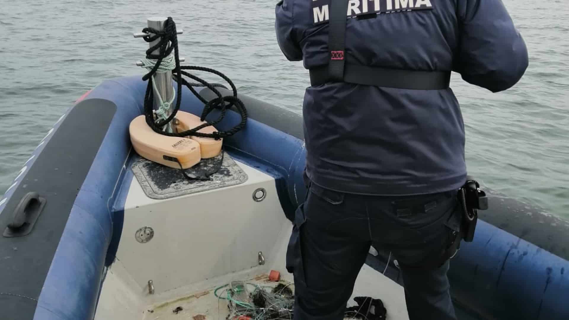 La police maritime mène une opération de contrôle de la pêche à la sardine.