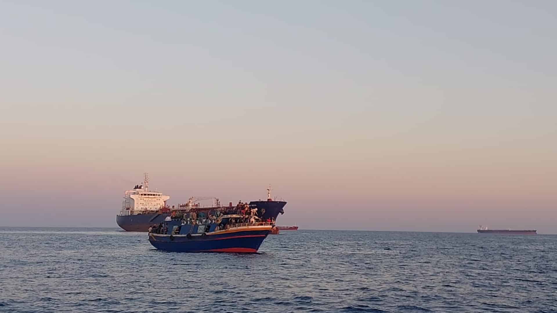 La Police Maritime participe au sauvetage de 300 migrants au large de la Crète.