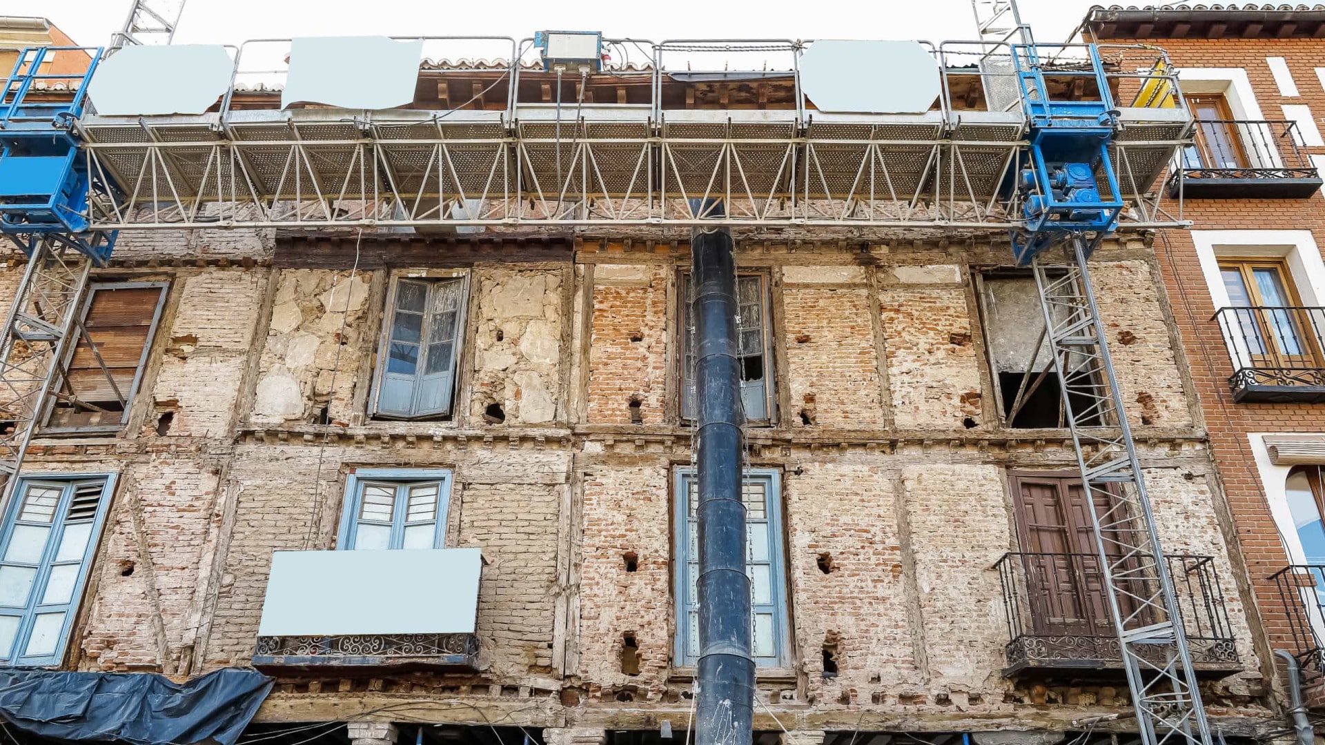 La réhabilitation urbaine ralentit de 1,2 % en avril 2025.