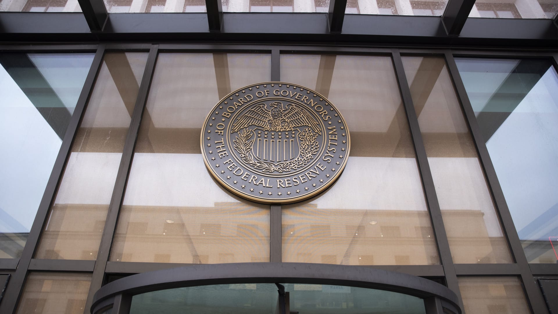 La Réserve fédérale reste sur les taux après les insultes de Trump.