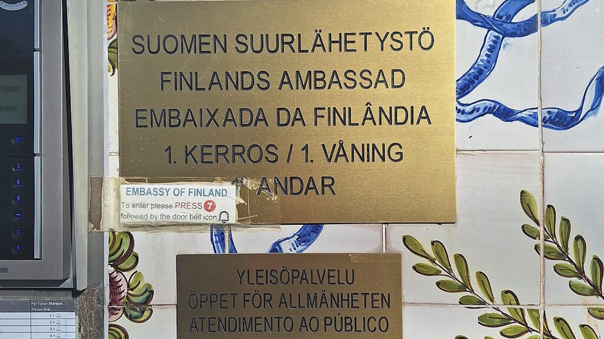 L'ambassadrice finlandaise à Lisbonne nie les accusations. Équipe "sous stress"