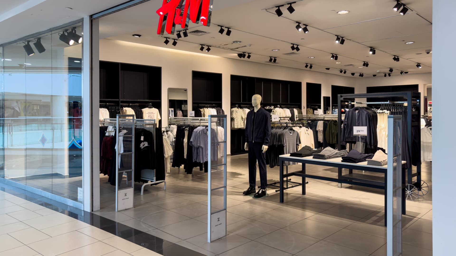 Le bénéfice de H&M chute de 28 % au premier semestre à 411 millions.