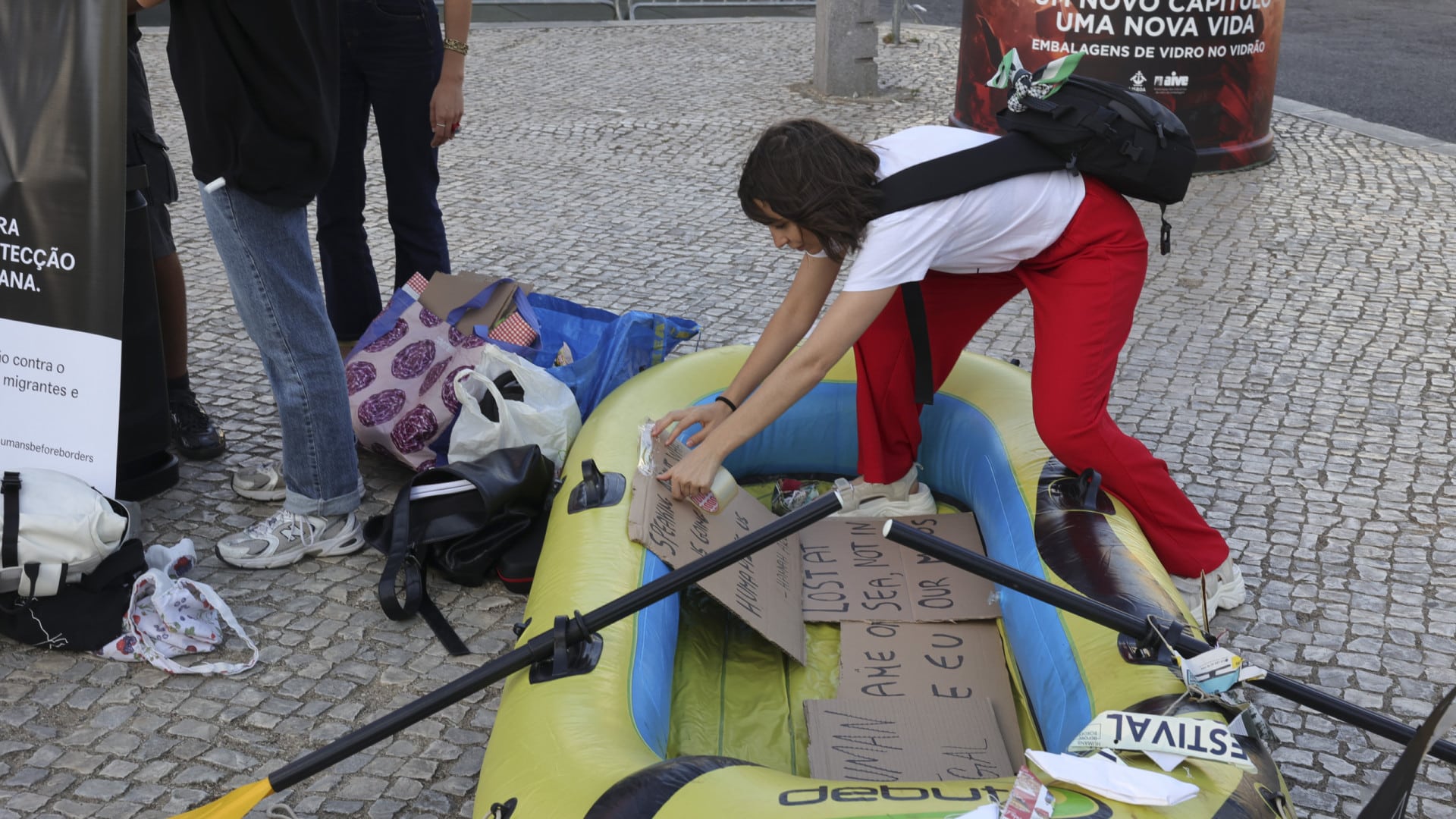 Le collectif Humans Before Borders organise une veillée pour les réfugiés à Lisbonne.