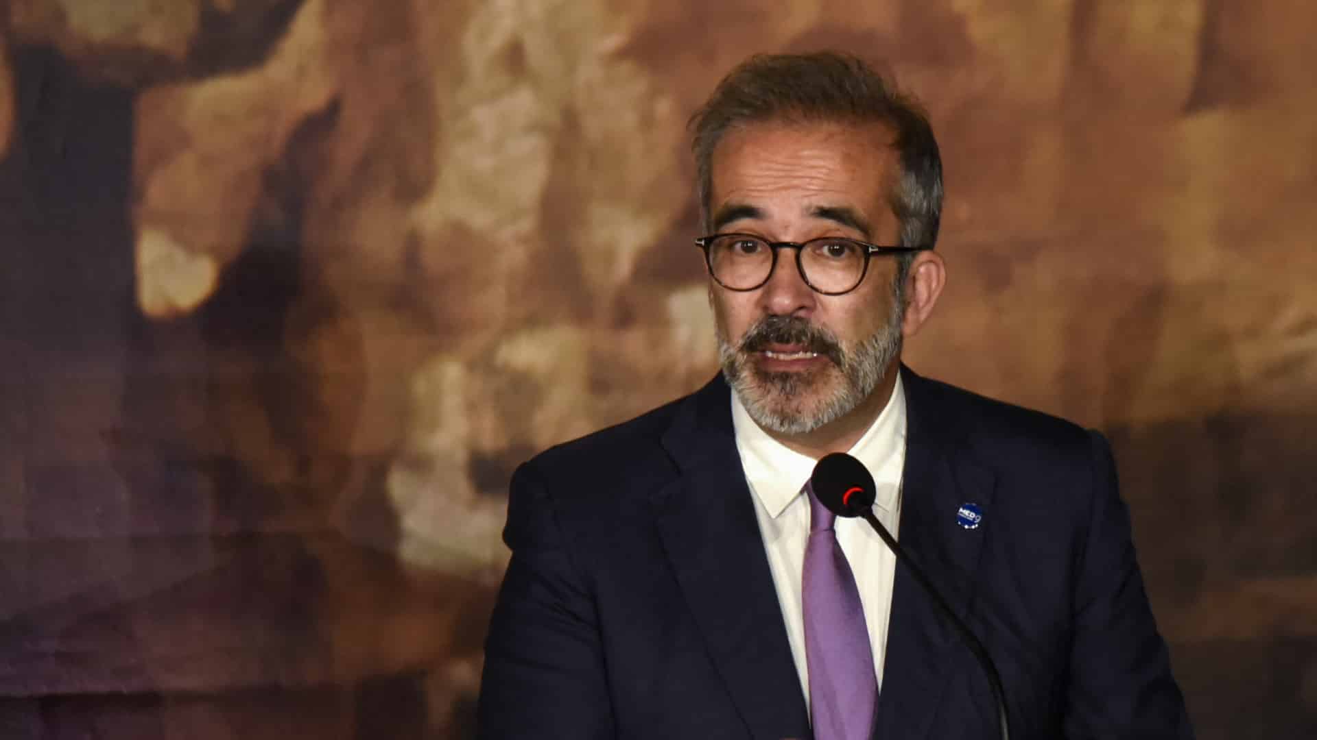 Le gouvernement décide de fermer l'ambassade portugaise à Téhéran.
