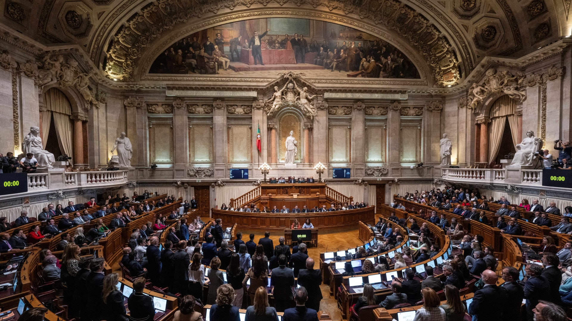 Le gouvernement promet un dialogue avec les oppositions, mais avertit sur la "transformation".