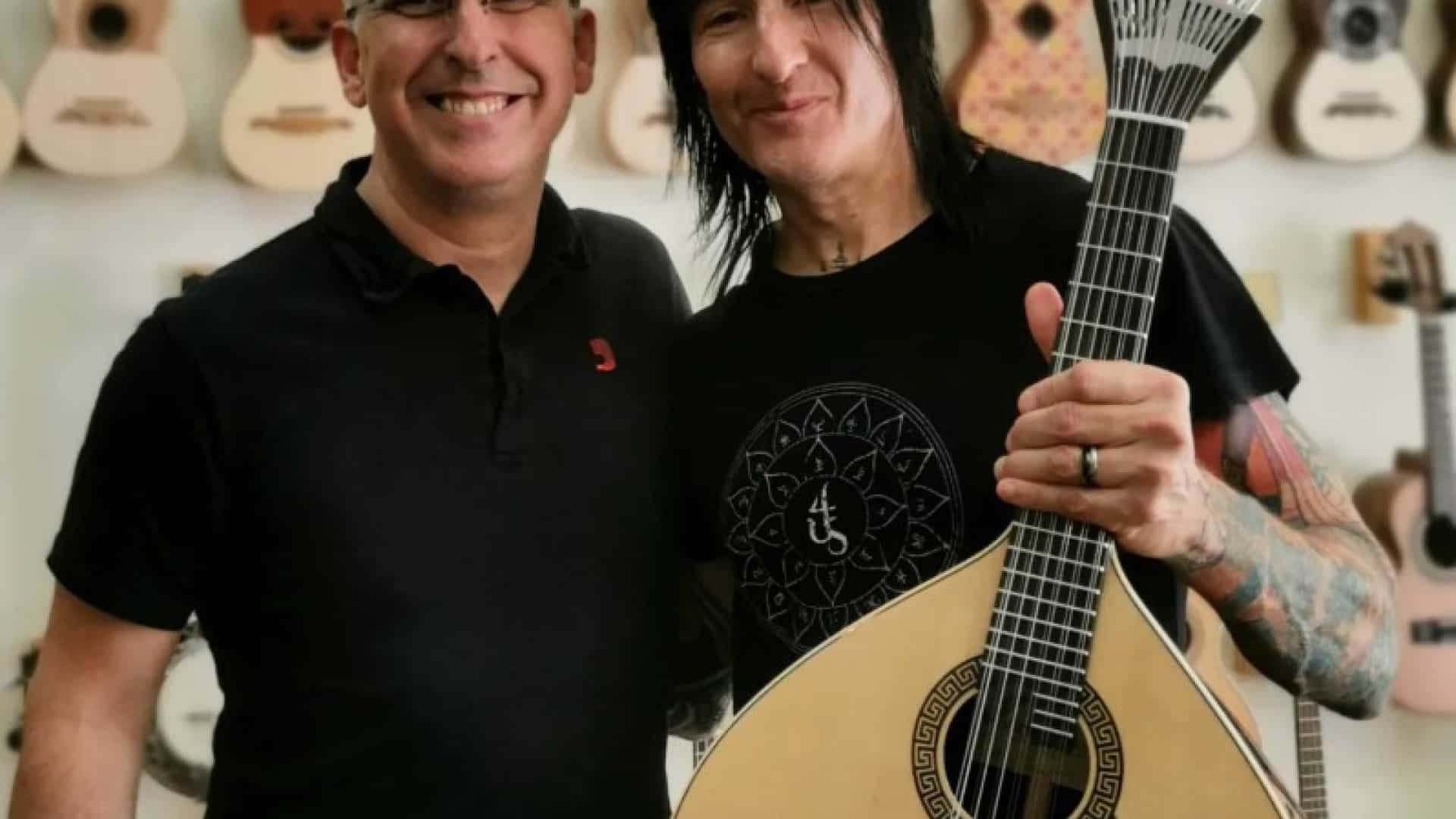 Le guitariste des Guns N' Roses achète une guitare portugaise à Porto