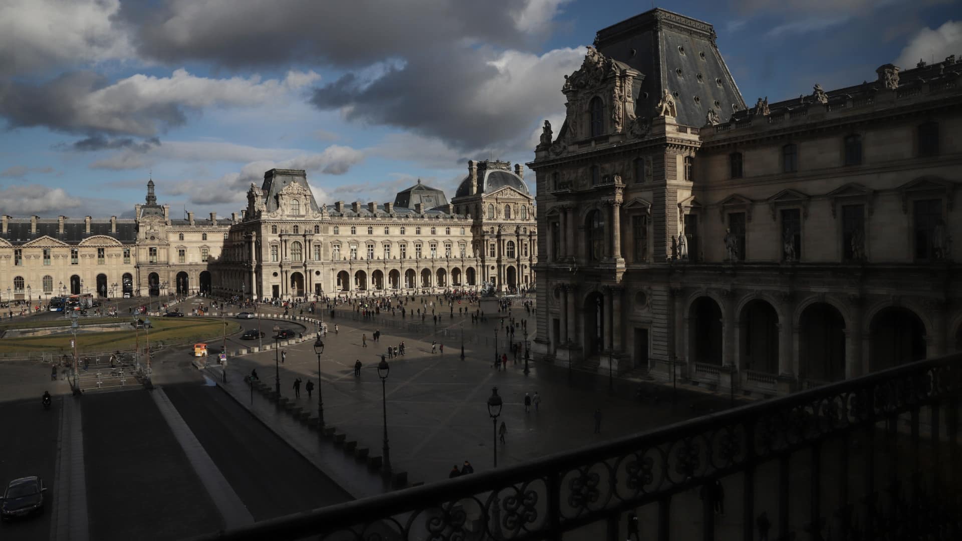 Le Louvre ferme en raison de la protestation de personnels épuisés par la surpopulation.