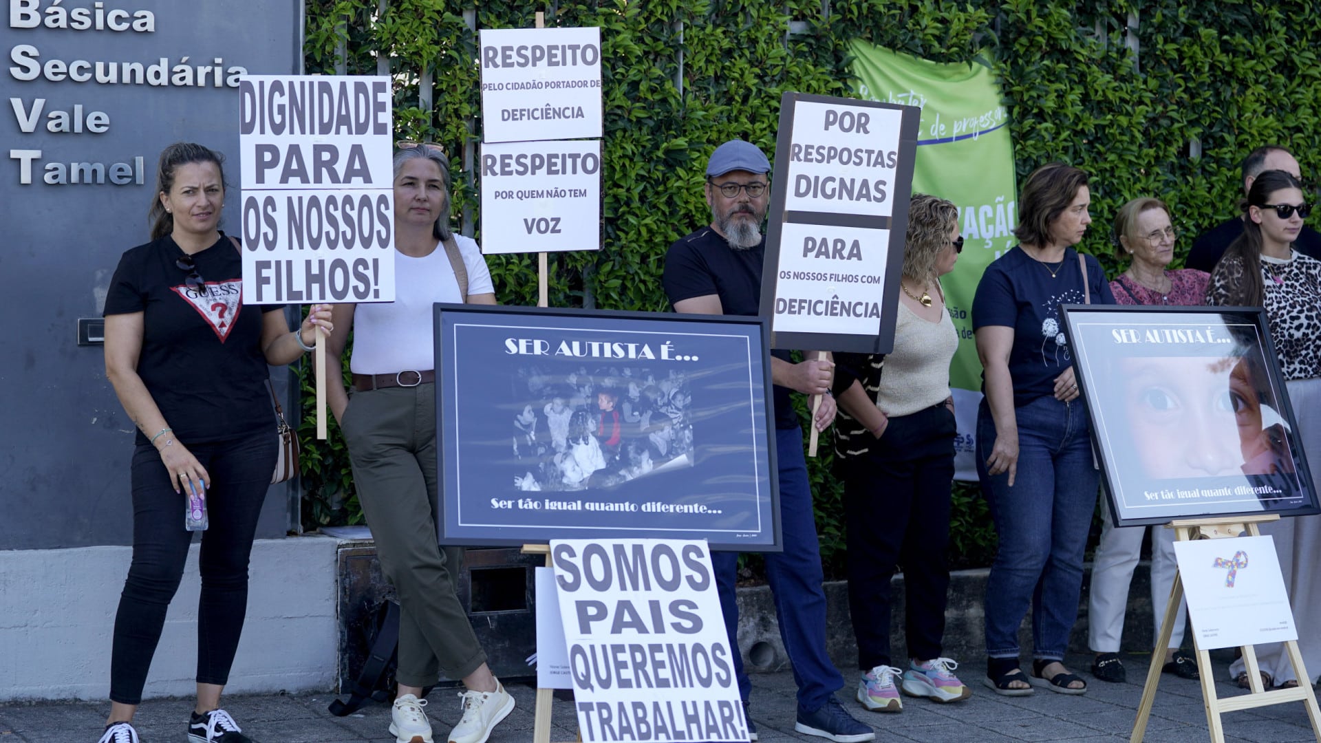 Les parents protestent contre l'école qui ne renouvelle pas l'inscription des élèves autistes.