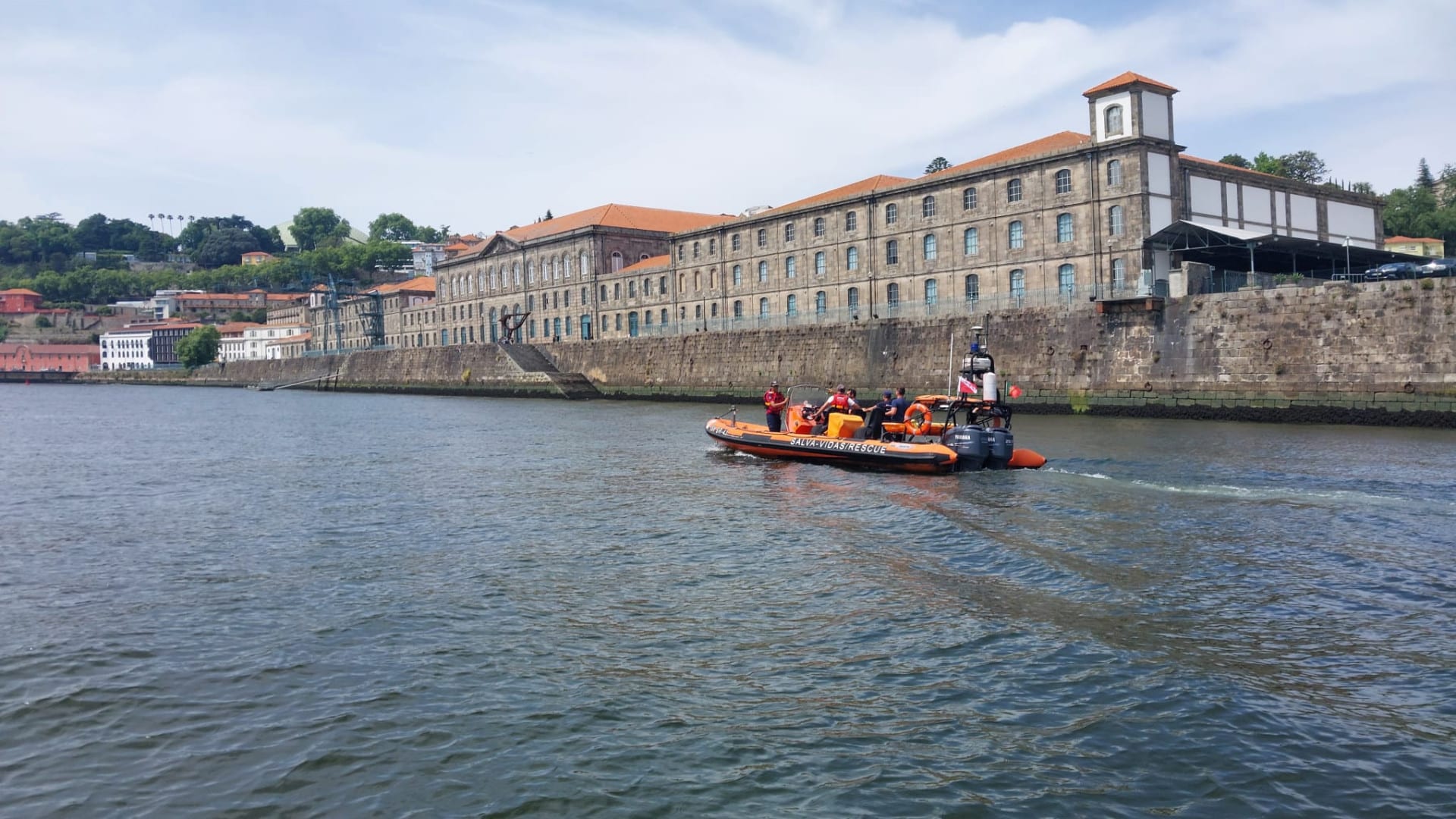 Les recherches pour retrouver le jeune qui s'est jeté dans le fleuve Douro élargies.