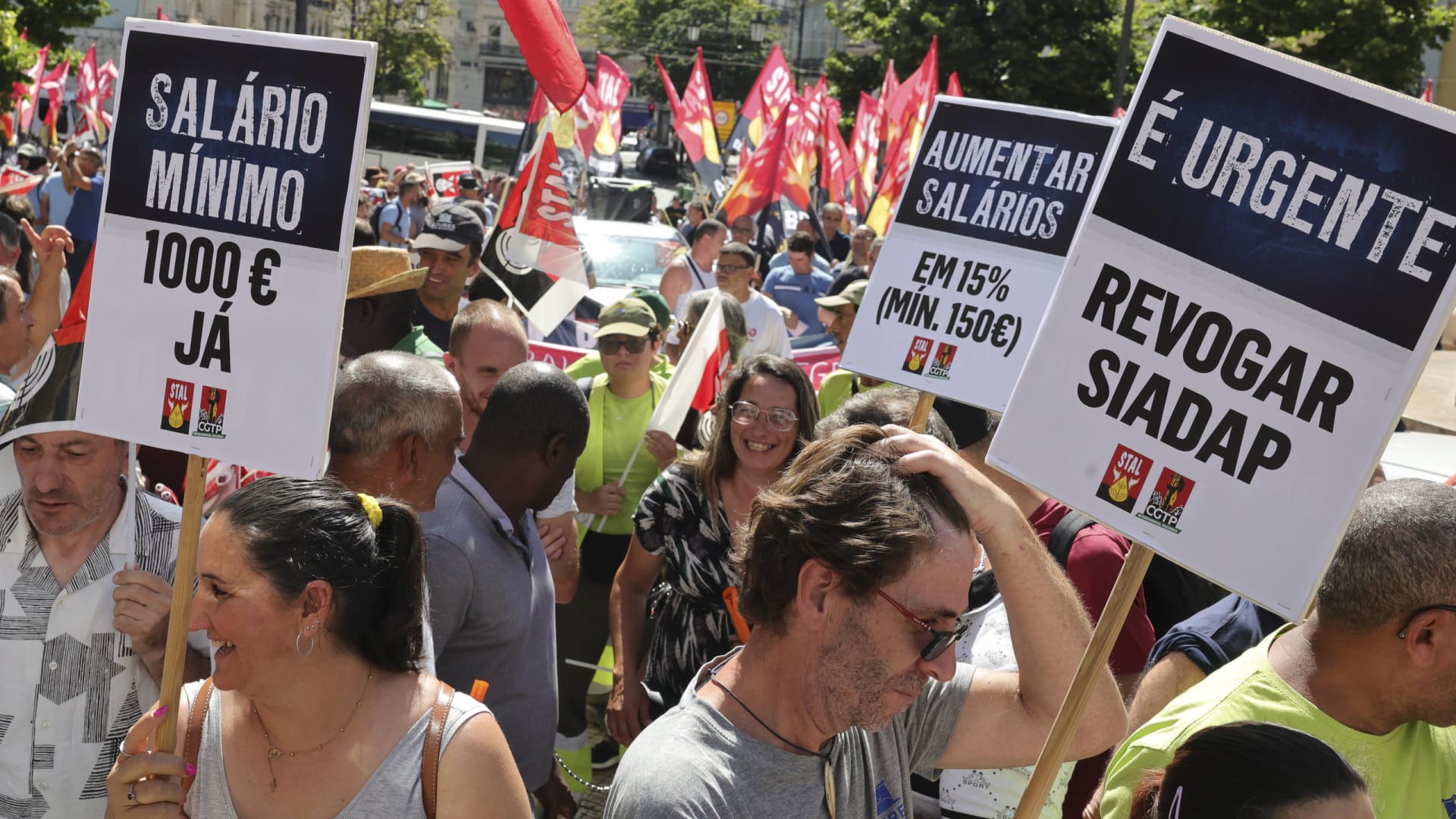 Les travailleurs de l'administration locale exigent une augmentation du salaire à mille €.